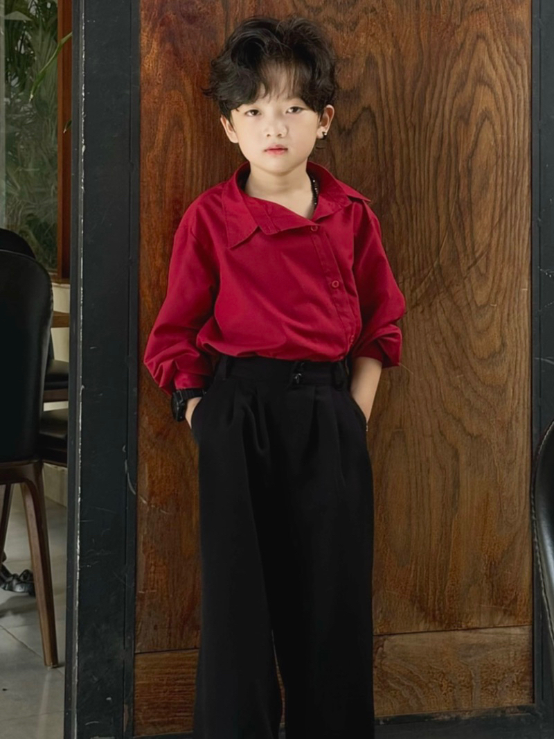 Sơ Mi Đỏ Cổ Lệch, Quần Suông Đen Cho Bé Trai.