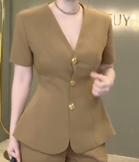 Áo Cổ V Tay Cộc Cúc Đồng_thumbnail_8