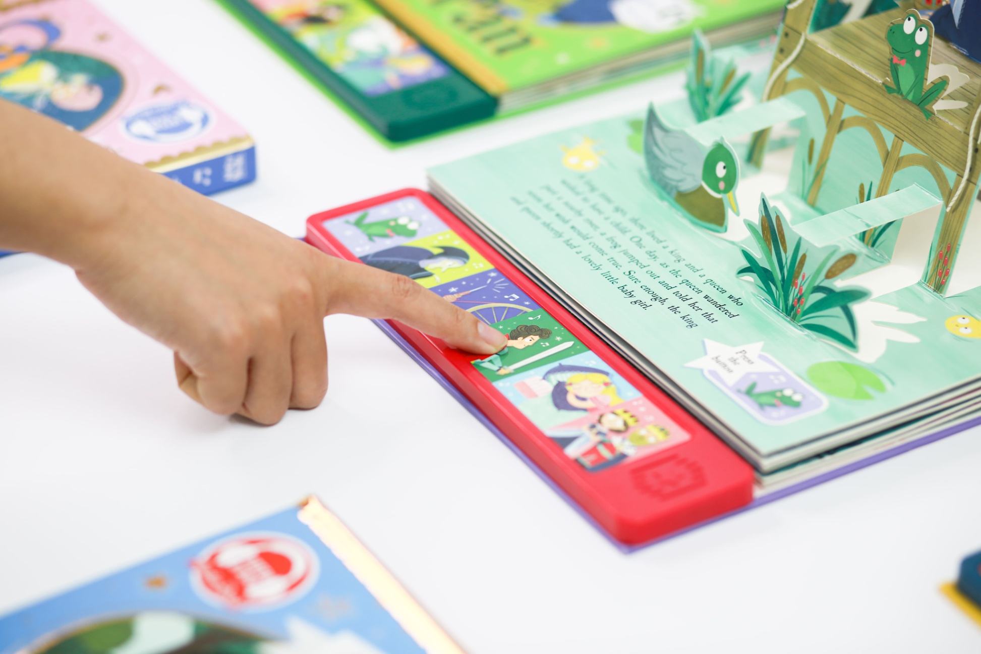 FAIRYTALES POP-UP SOUND BOOK: SLEEPING BEAUTY (North Parade)_thumbnail_4