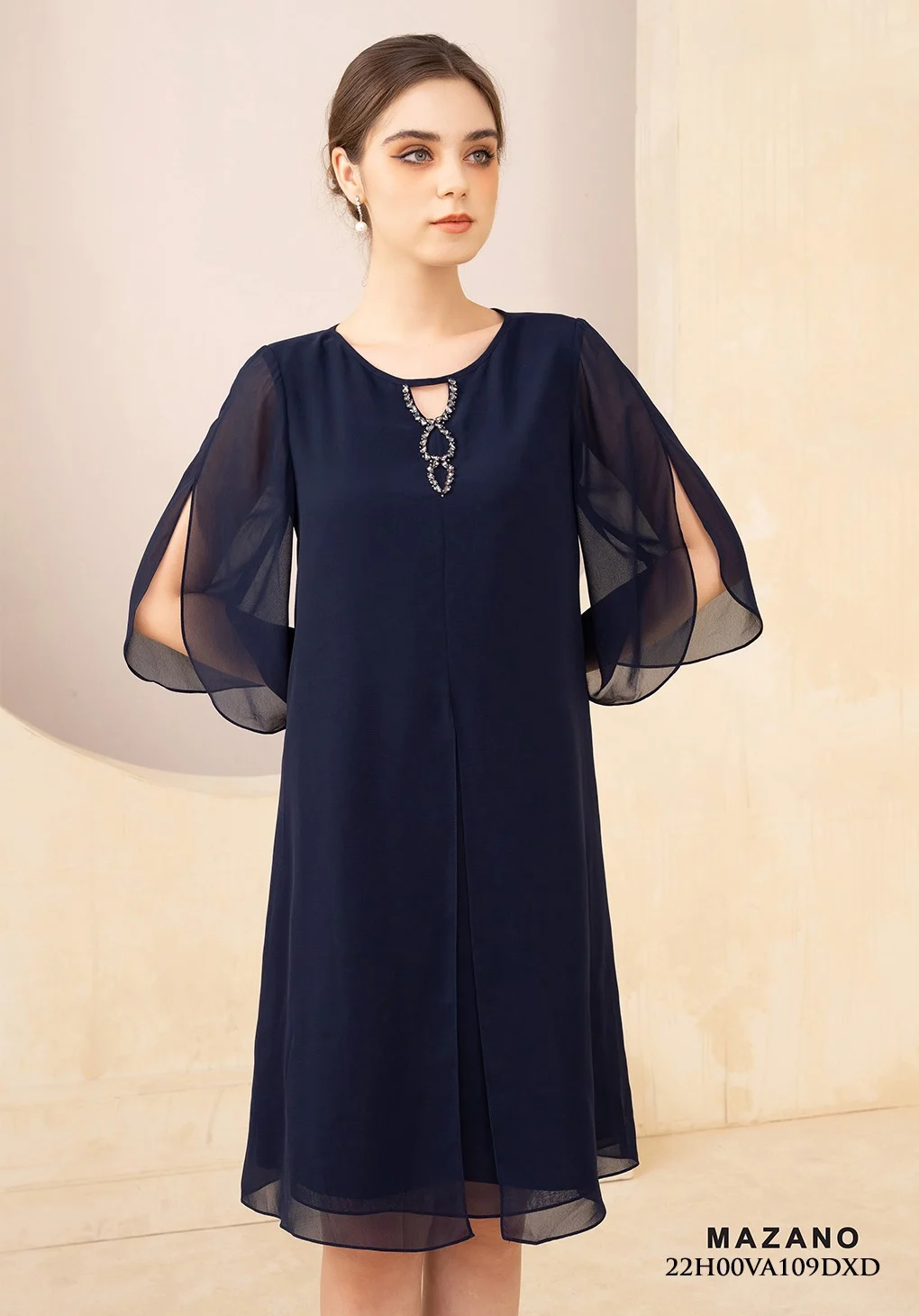 Đầm xanh suông layer đính trang trí cổ