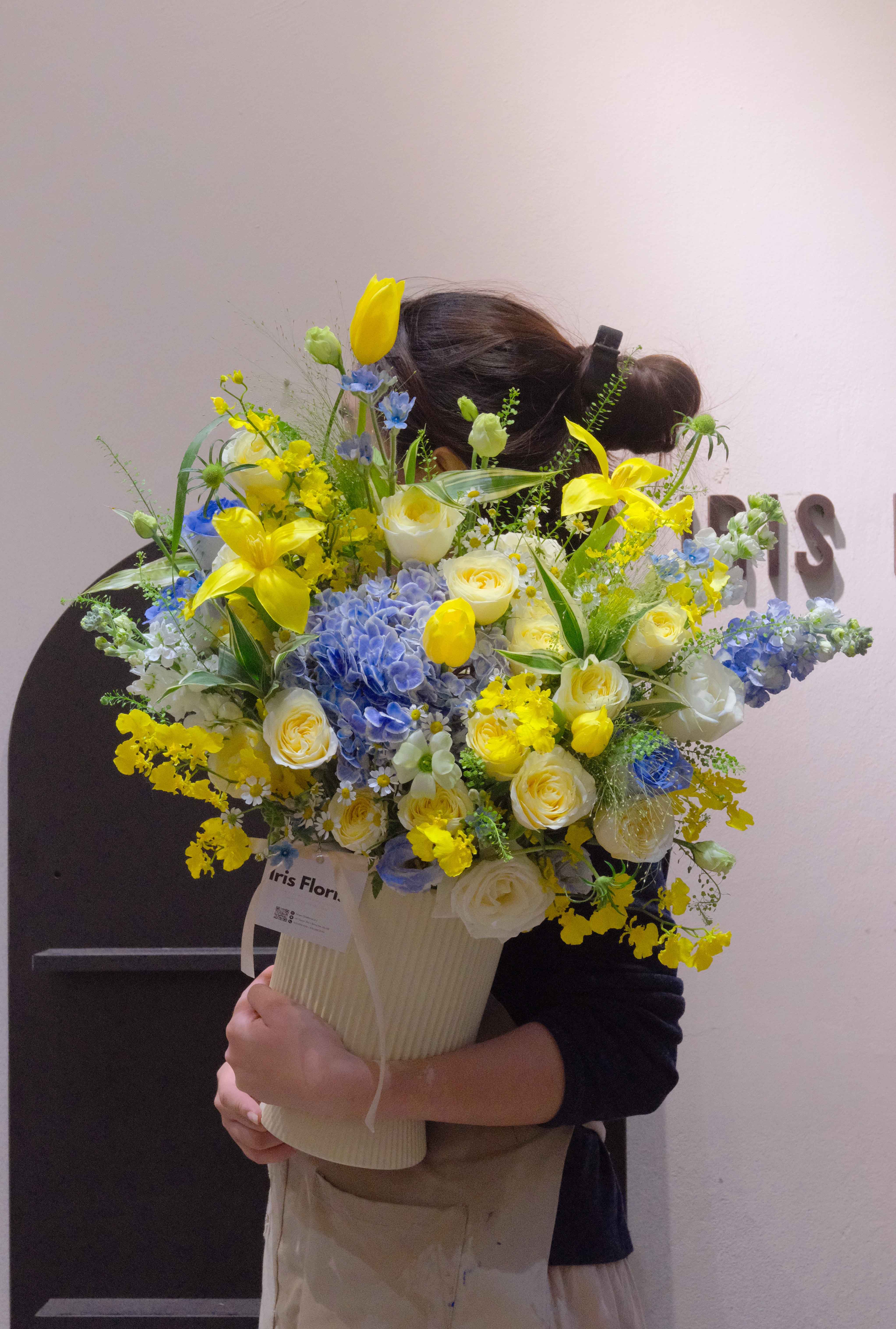 Bình hoa Tú cầu xanh viền trắng mix tone Vàng