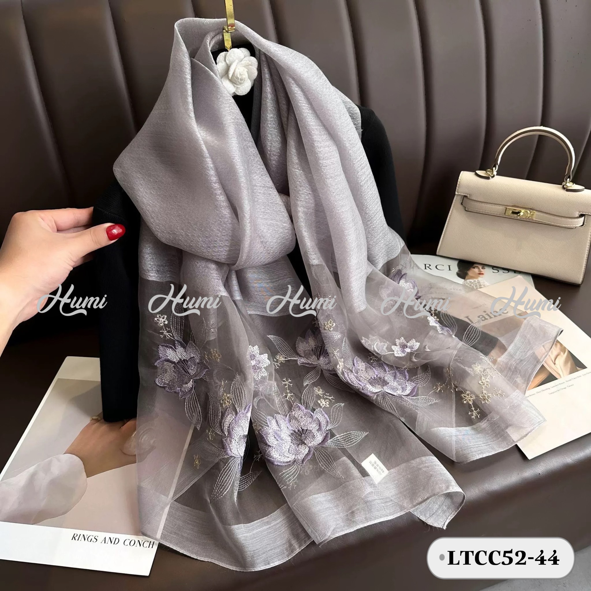 KHĂN TƠ THÊU HOA SEN (LTCC52-44 Ghi)