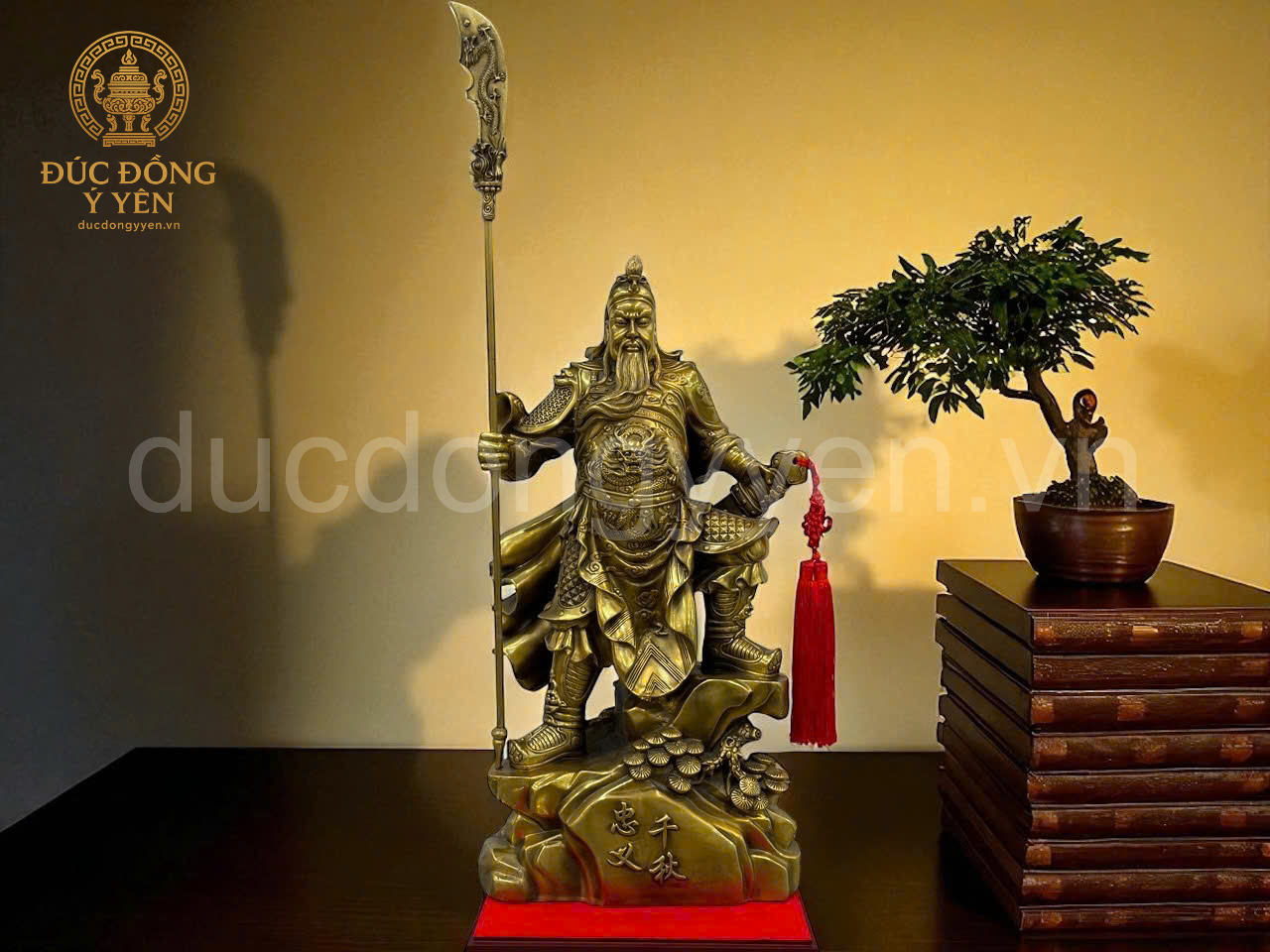 Tượng Quan Công cầm đao đứng bệ gốc tùng  bằng đồng vàng thau 