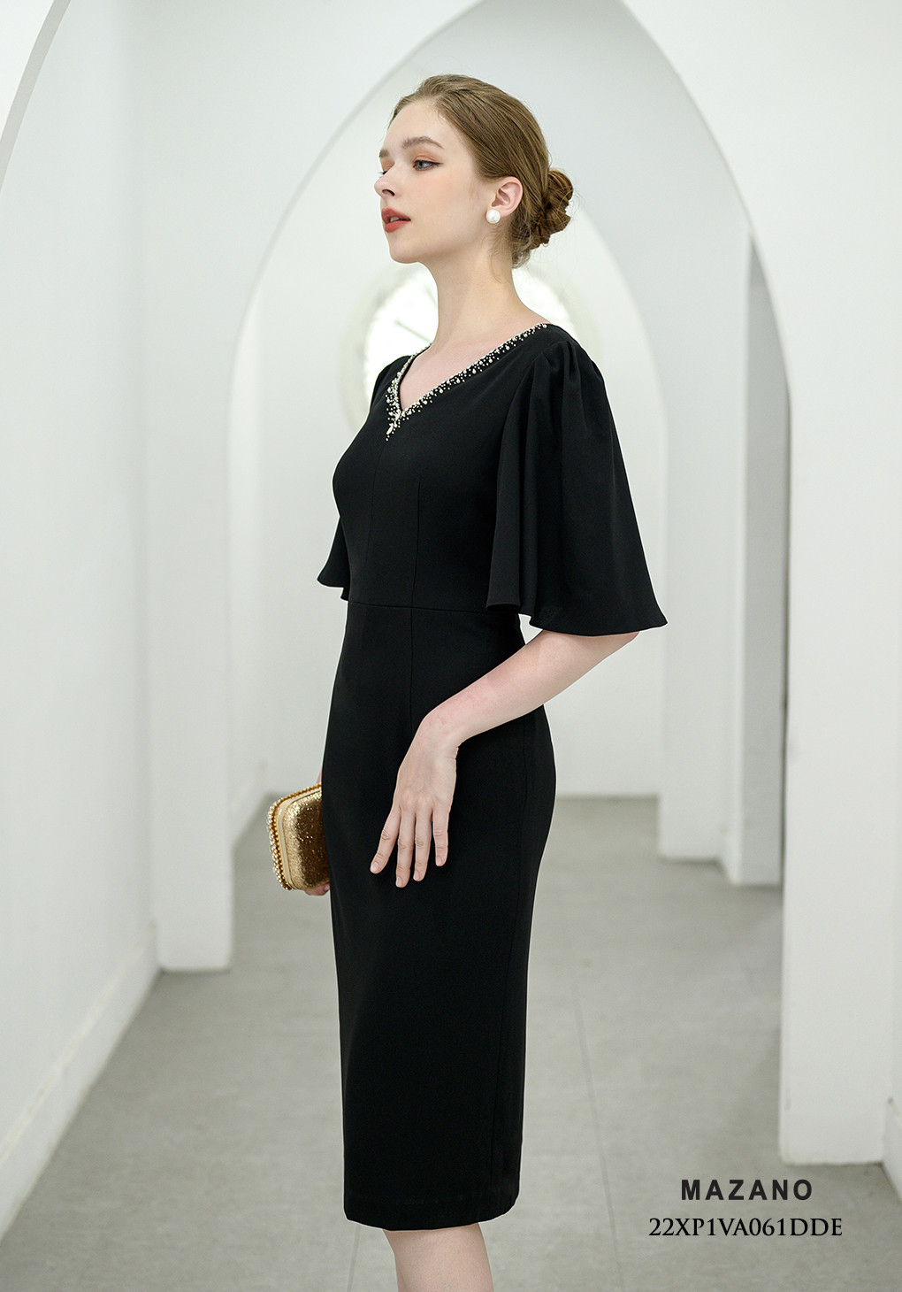 Đầm dự tiệc đen ôm cổ V đính đá tay rủ