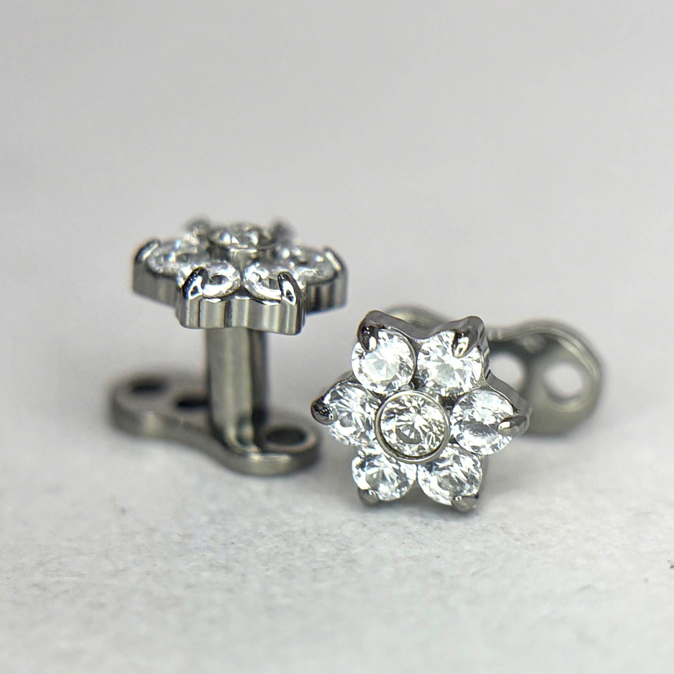 Khuyên cấy titan hoa 5 cánh nhụy đá