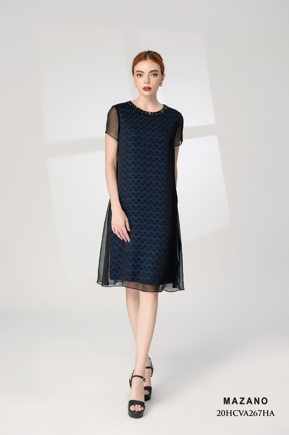 Đầm xanh họa tiết phủ cách điệu