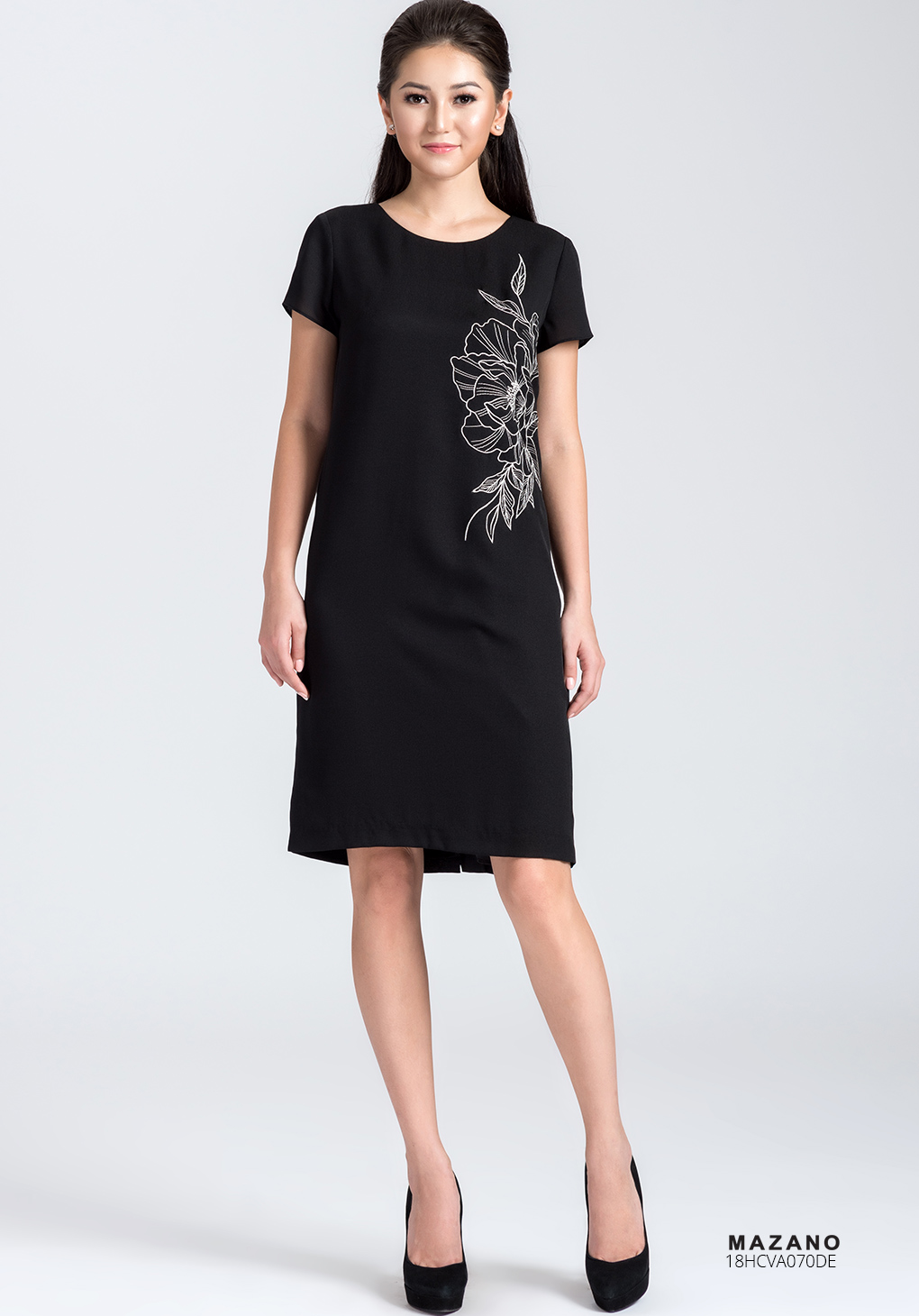 Váy đen thêu hoa sườn