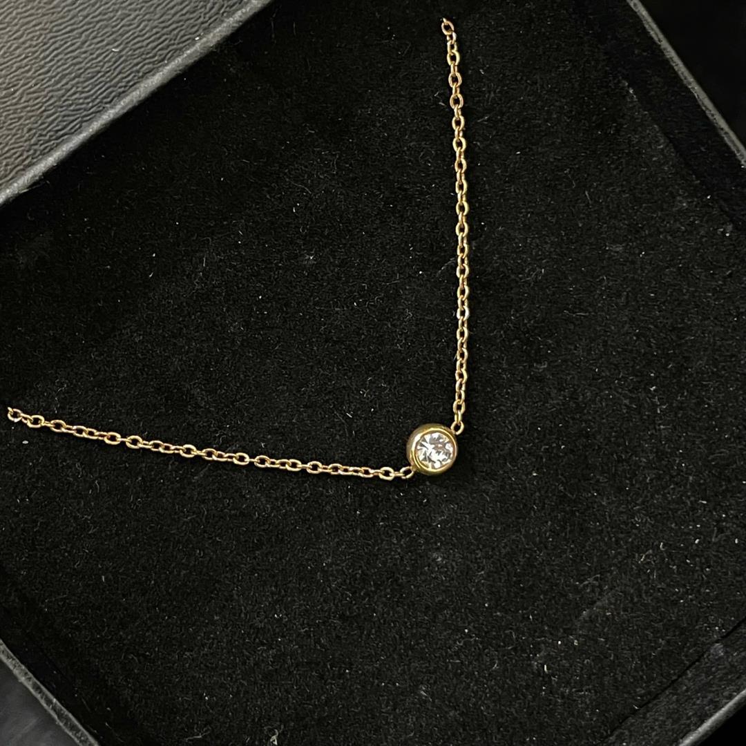 lắc chân titan màu vàng charm bi đính kim cương.