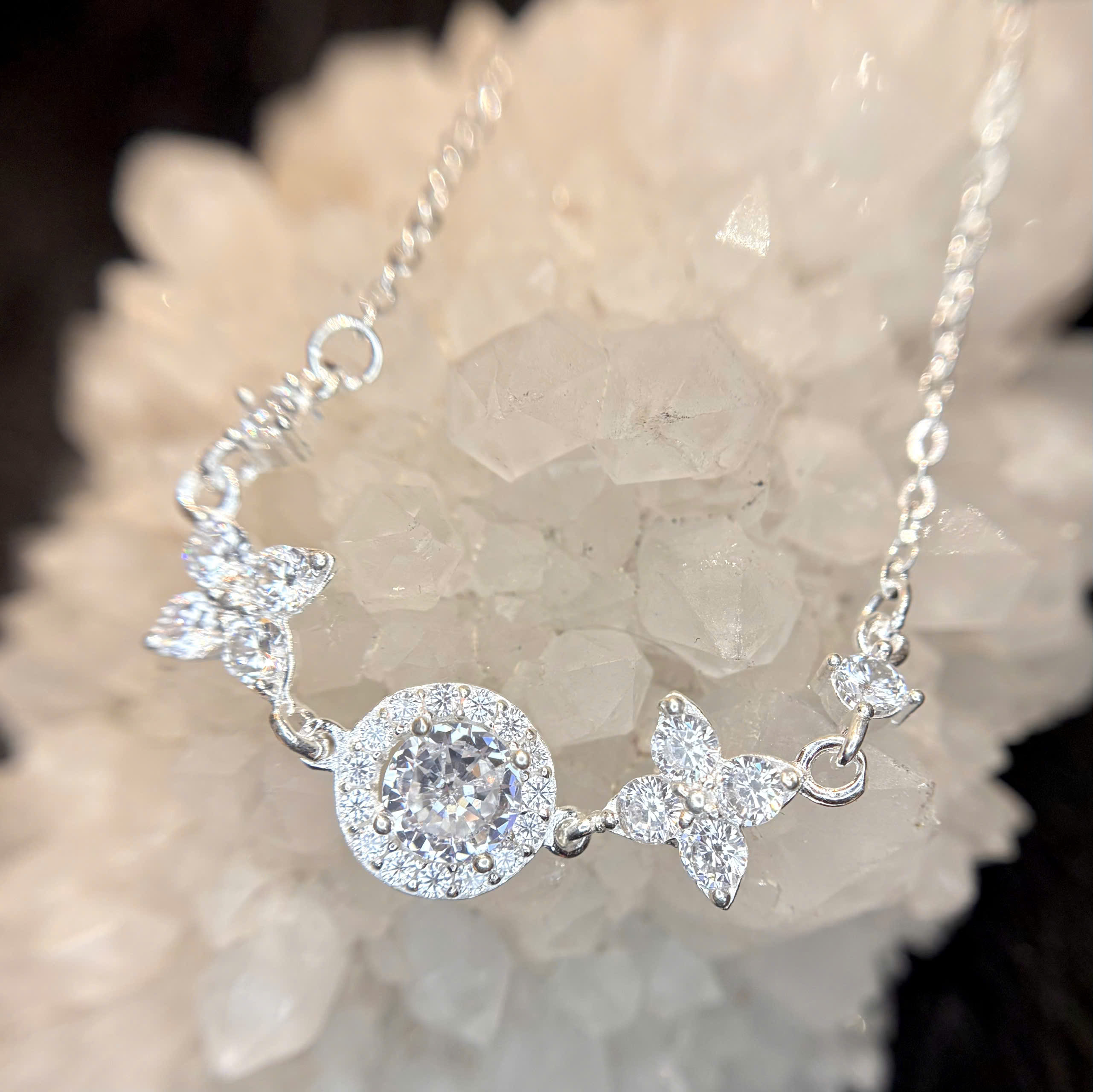 Vòng tay bạc xi kim đá tròn hoa trắng