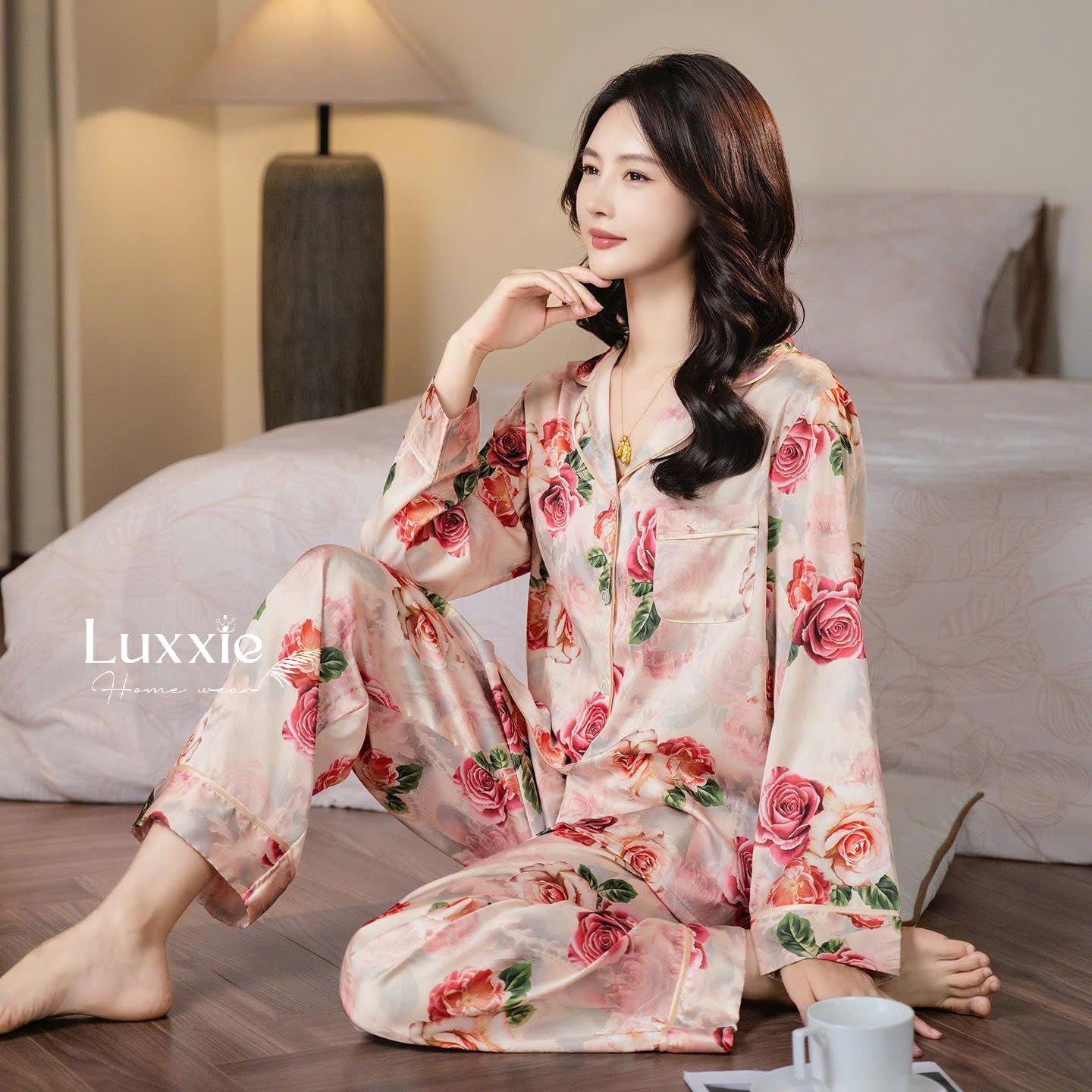 LEDAI07 Pijama lụa họa tiết hoa hồng nền be