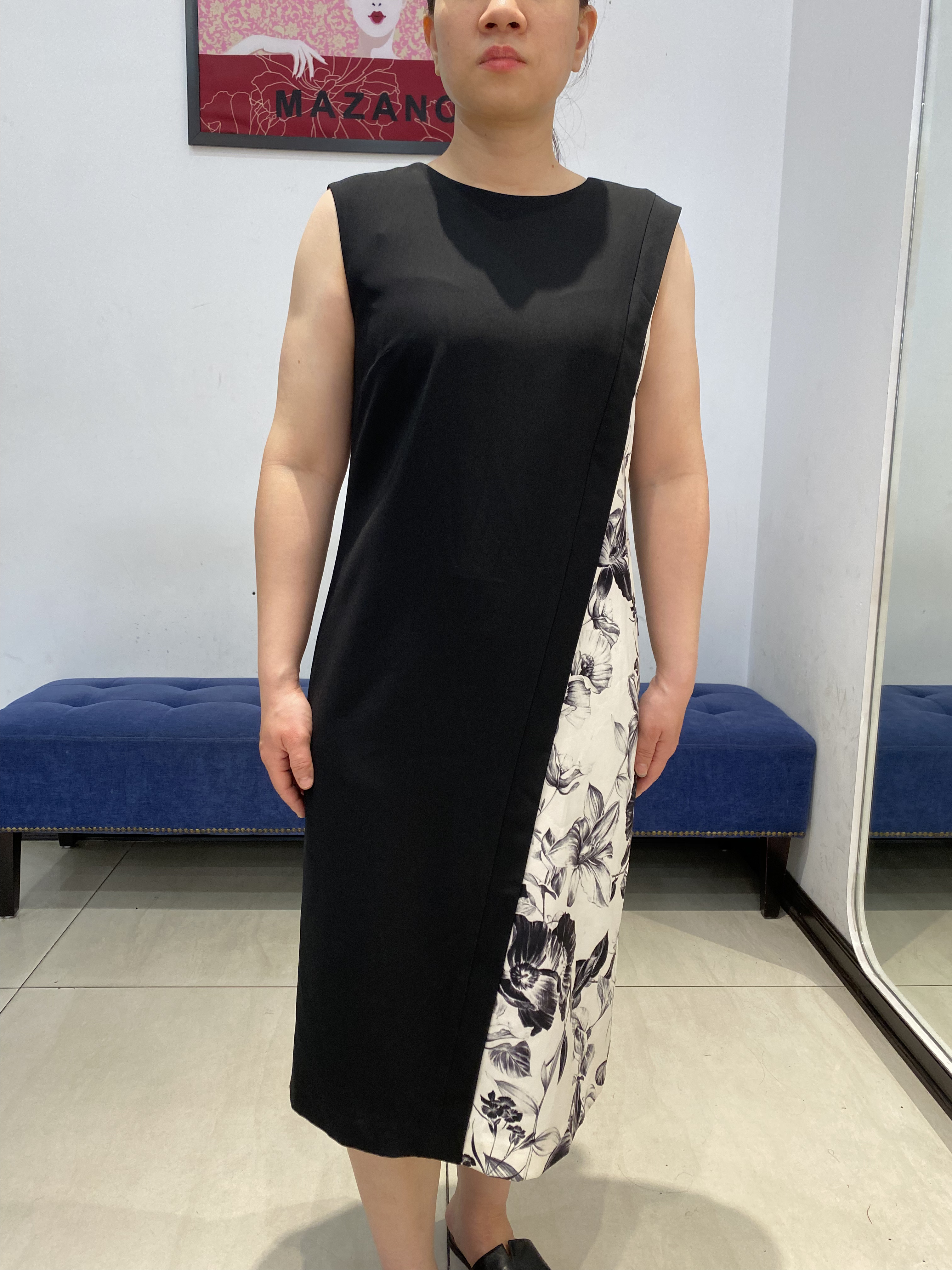 Váy đen phối họa tiết