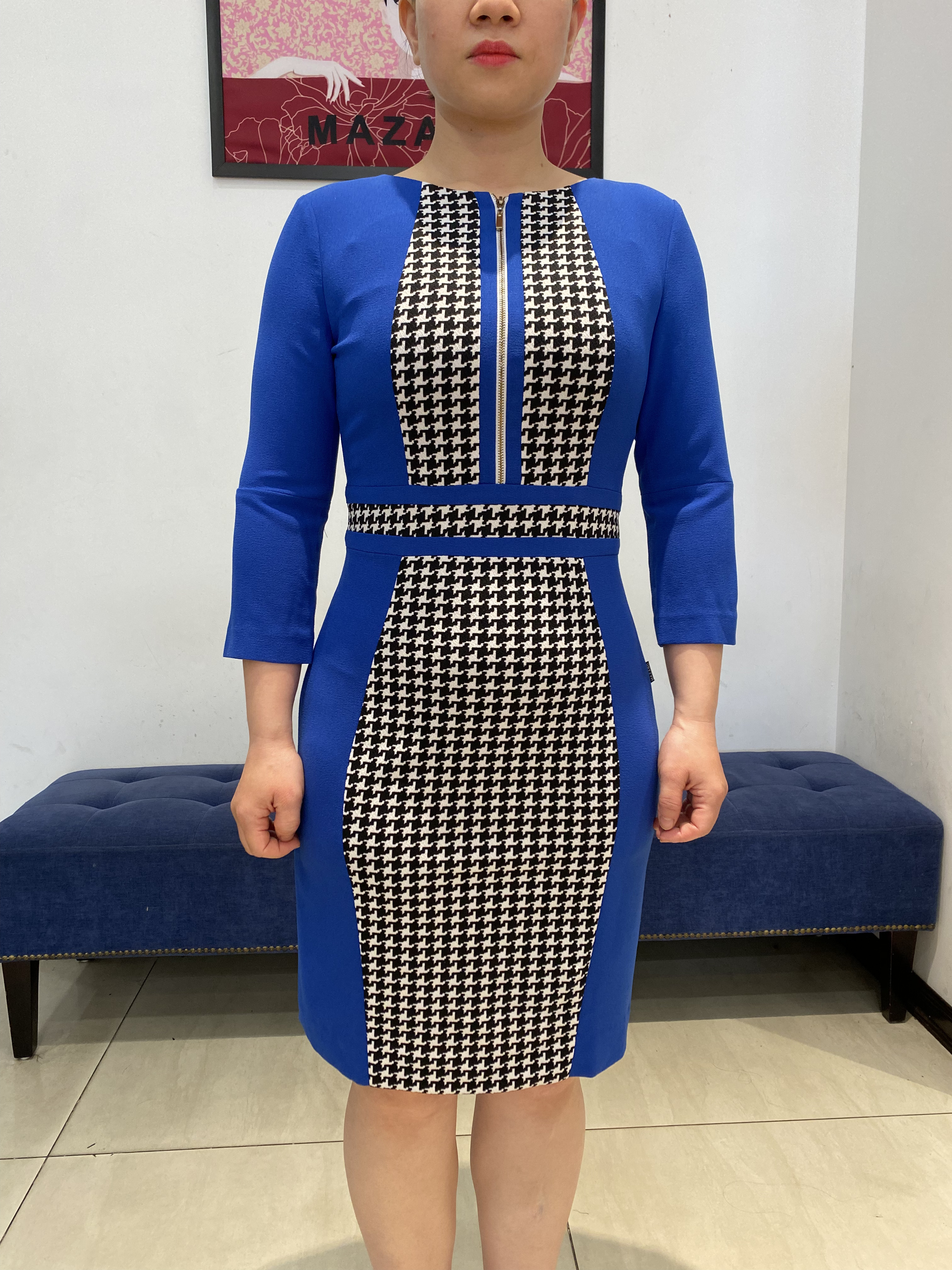 Đầm xanh phối họa tiết kẻ ca rô, kéo khóa trước