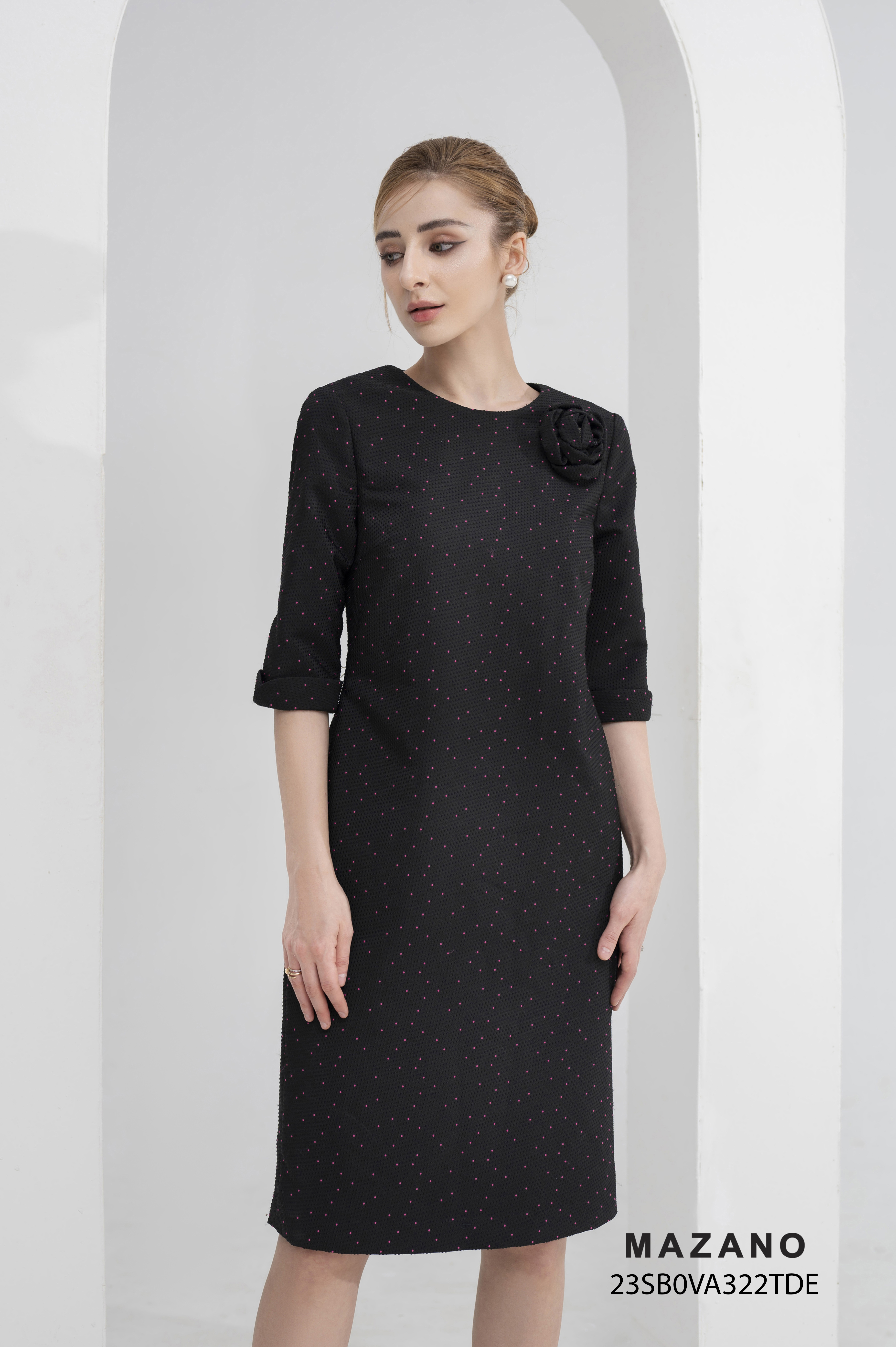 Váy Đầm suông Vải Gấm mềm Đính hoa cuốn Cổ tròn Tay lỡ Dài qua gối_thumbnail_0