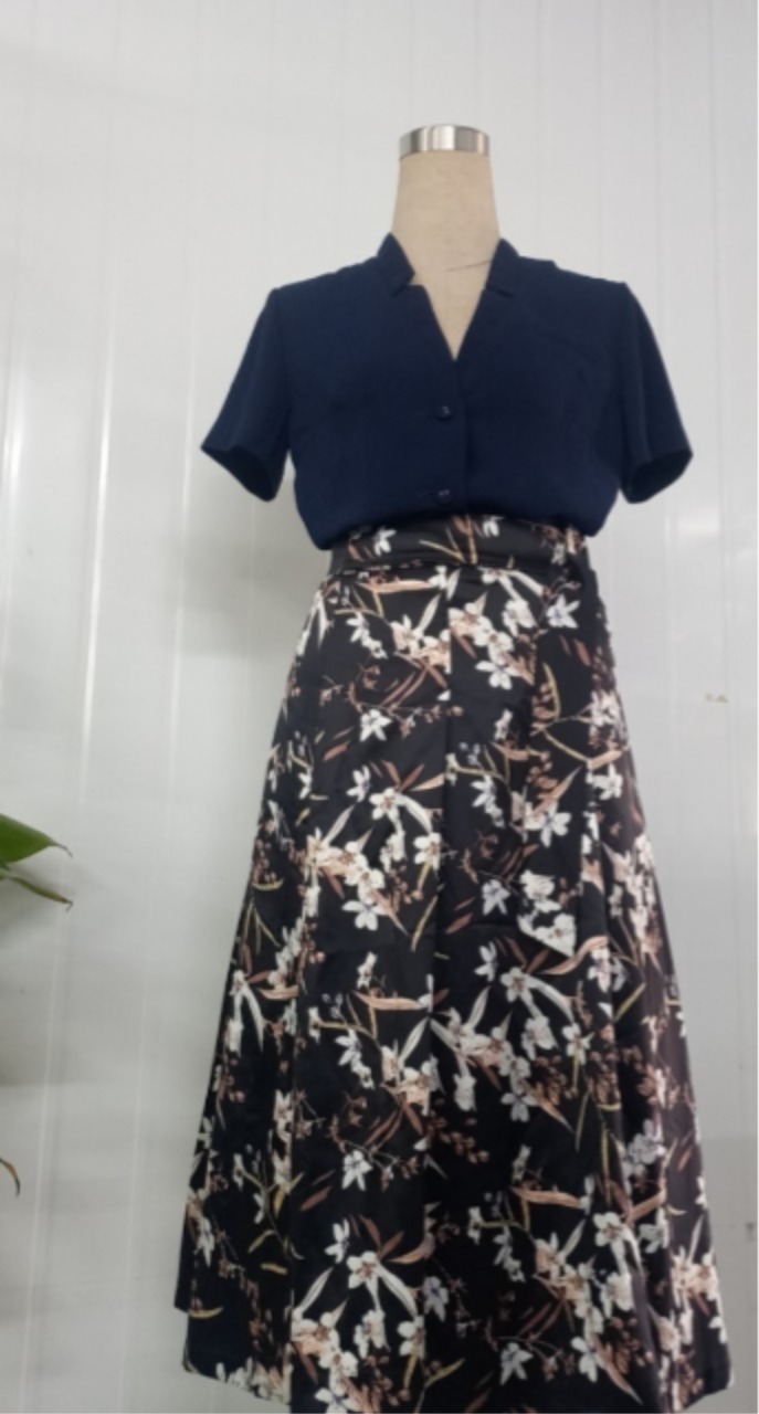 Chân váy nền đen họa tiết hoa trắng