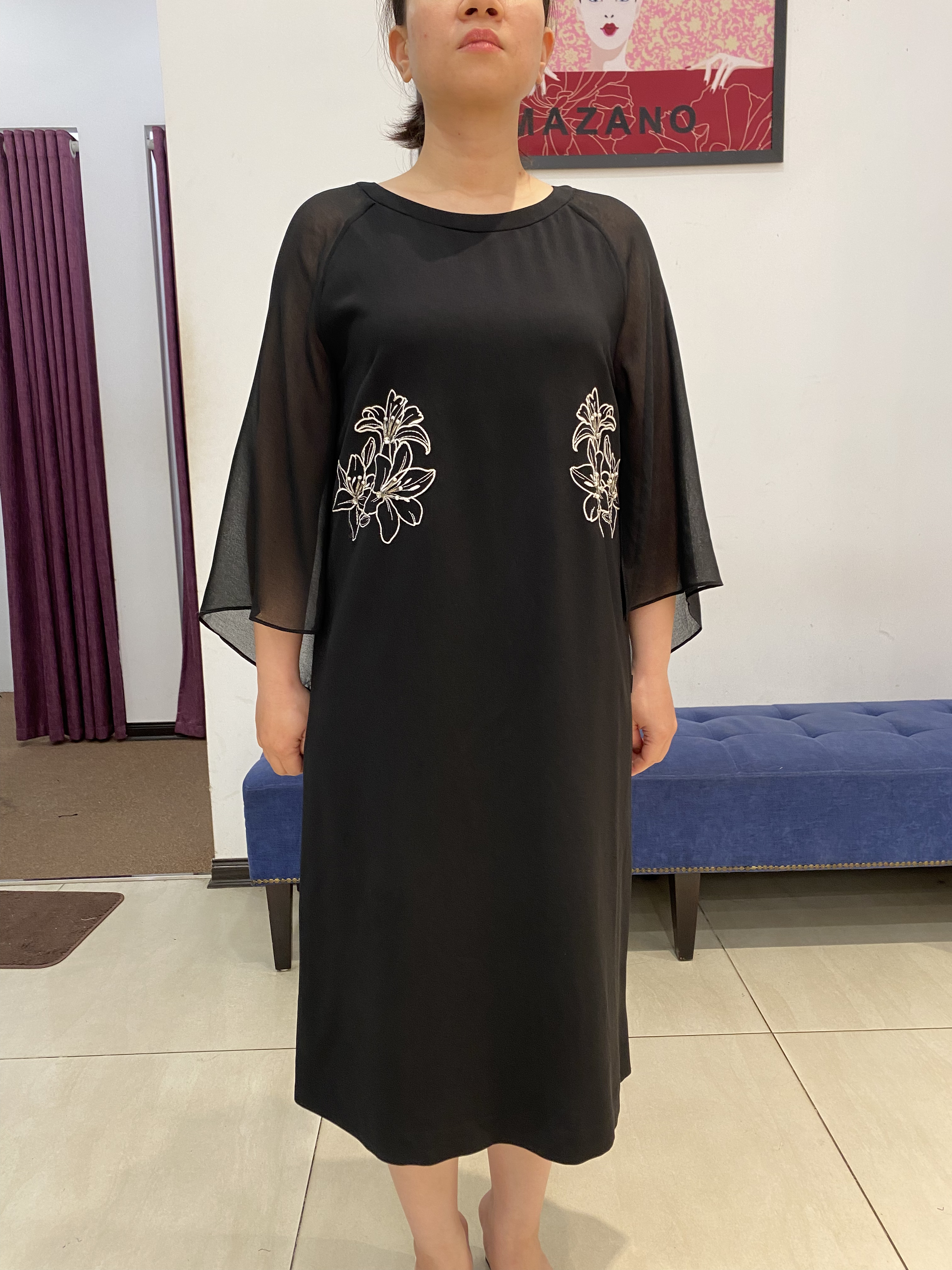 Váy đen tay lỡ thêu hoa