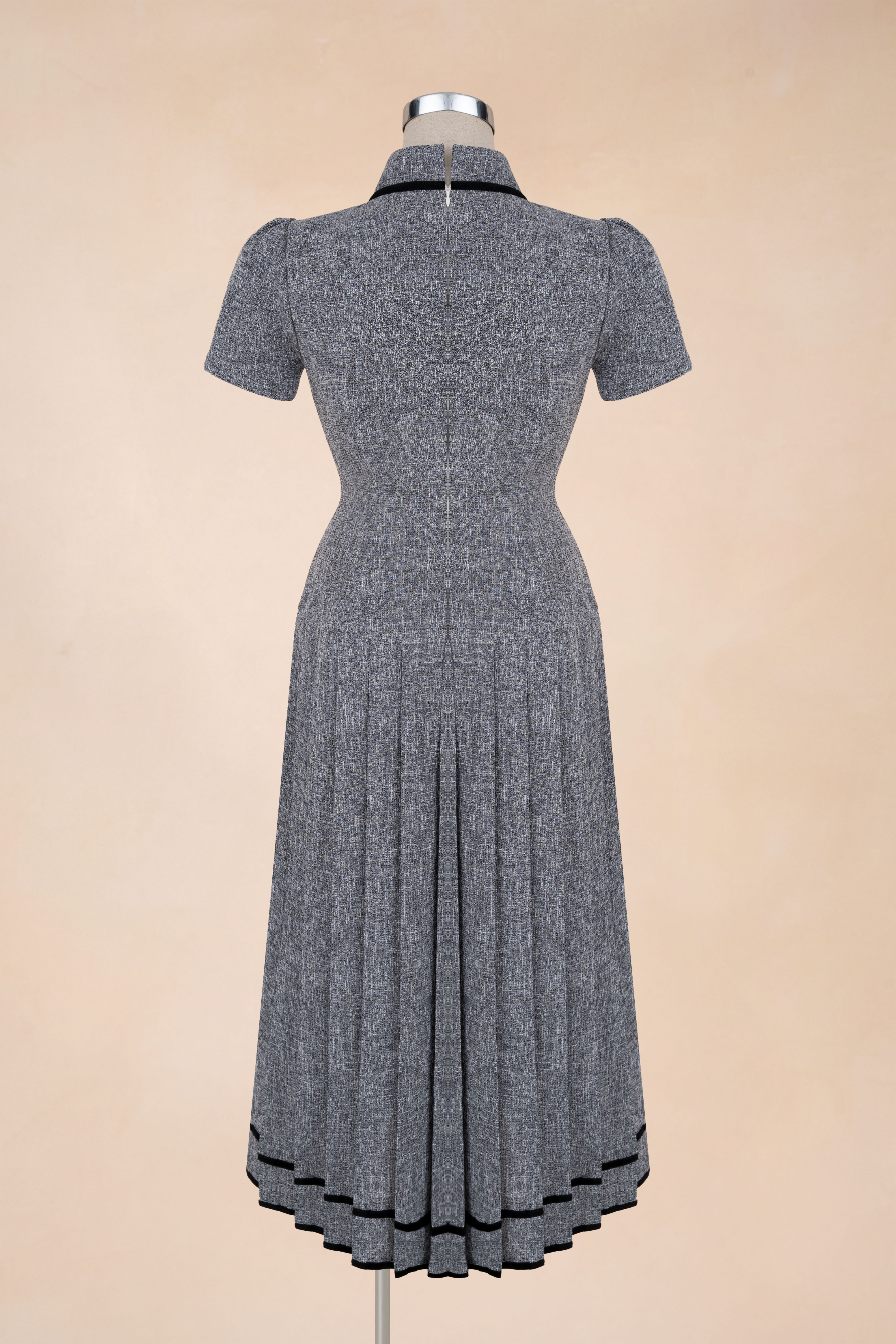 Đầm Xếp Ly Viền Đen Đính Nơ Dáng Dài_thumbnail_2