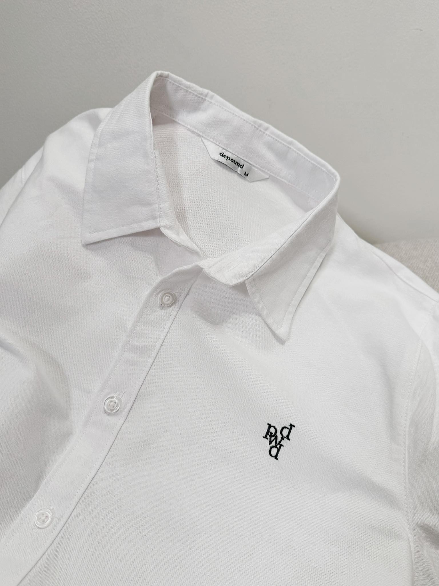 E183 SƠ MI TRẮNG THÊU CHỮ DEPOUND_thumbnail_6