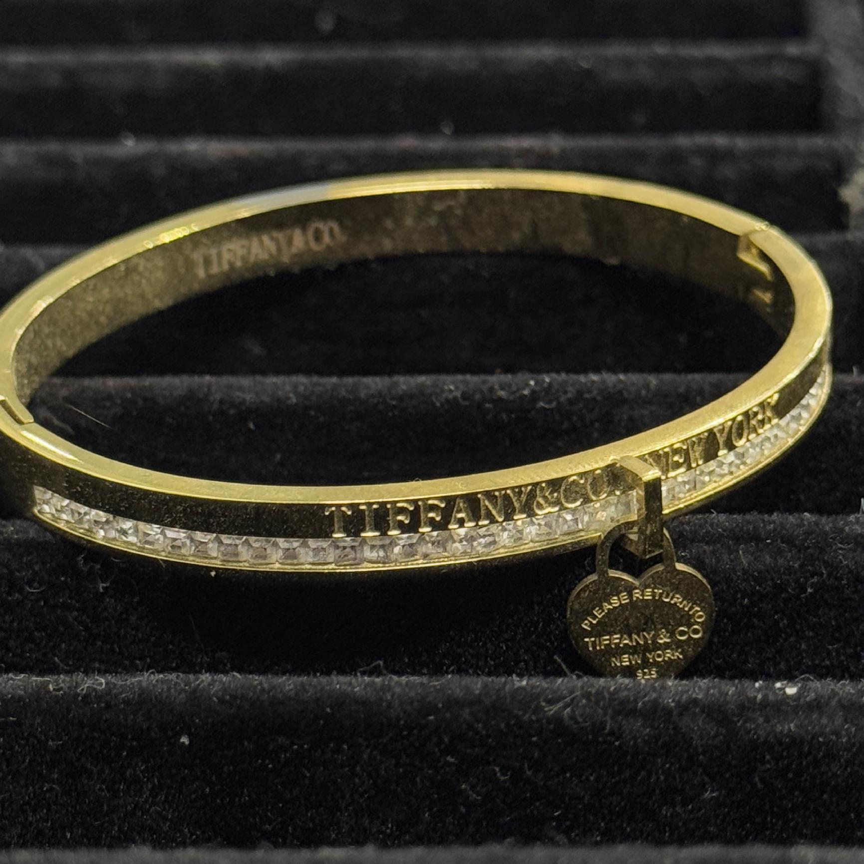 vòng tay cuff vàng titan dải kim cương charm trái tim rơi_thumbnail_3