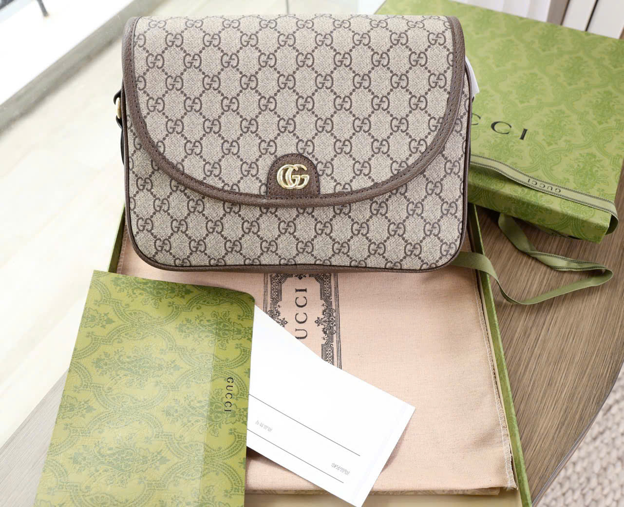 Túi đeo chéo Gucci Messenger Handbag màu be
