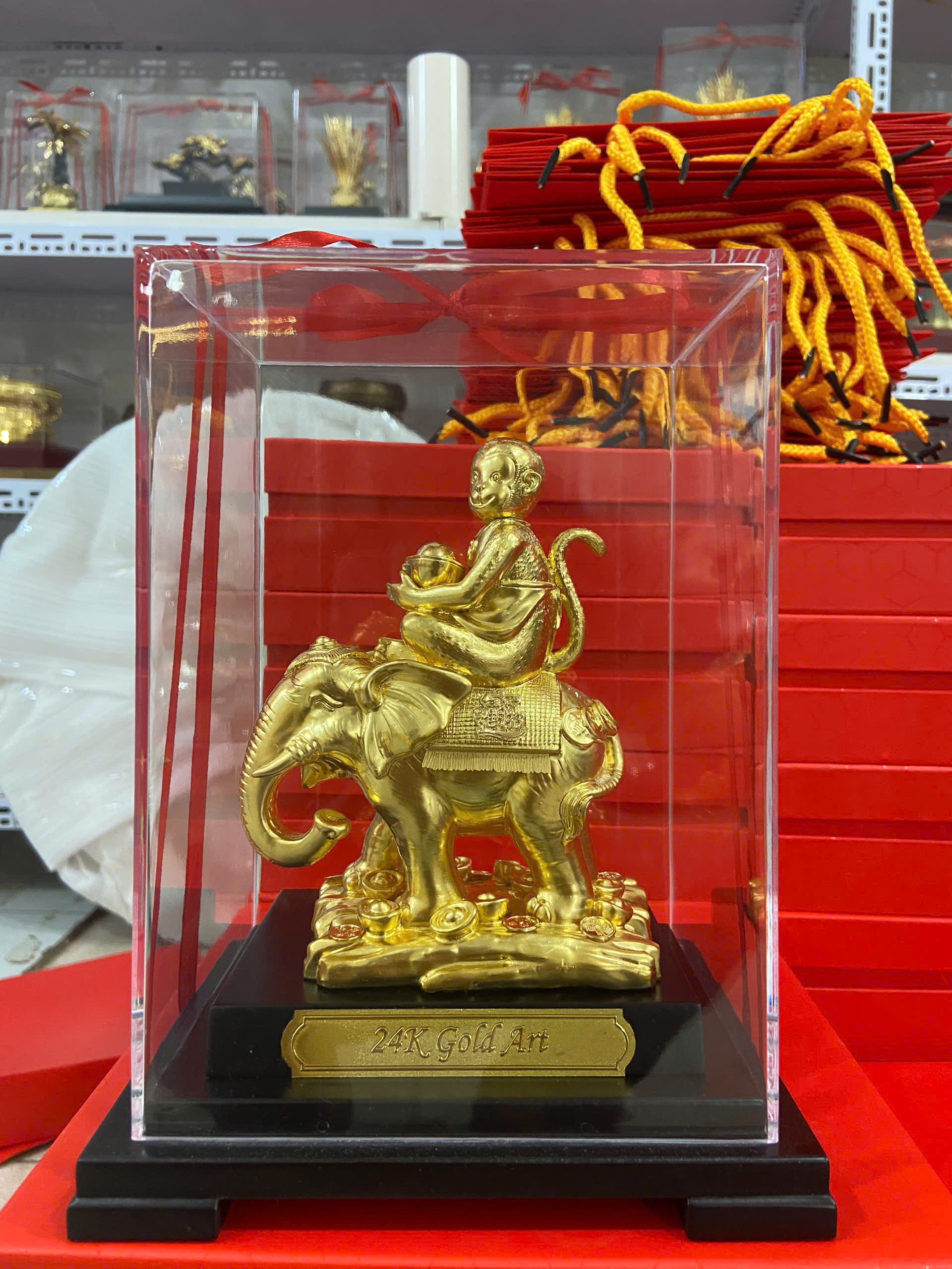 Tượng khỉ ôm thỏi vàng cưỡi voi dát vàng 24k KT 22CM 