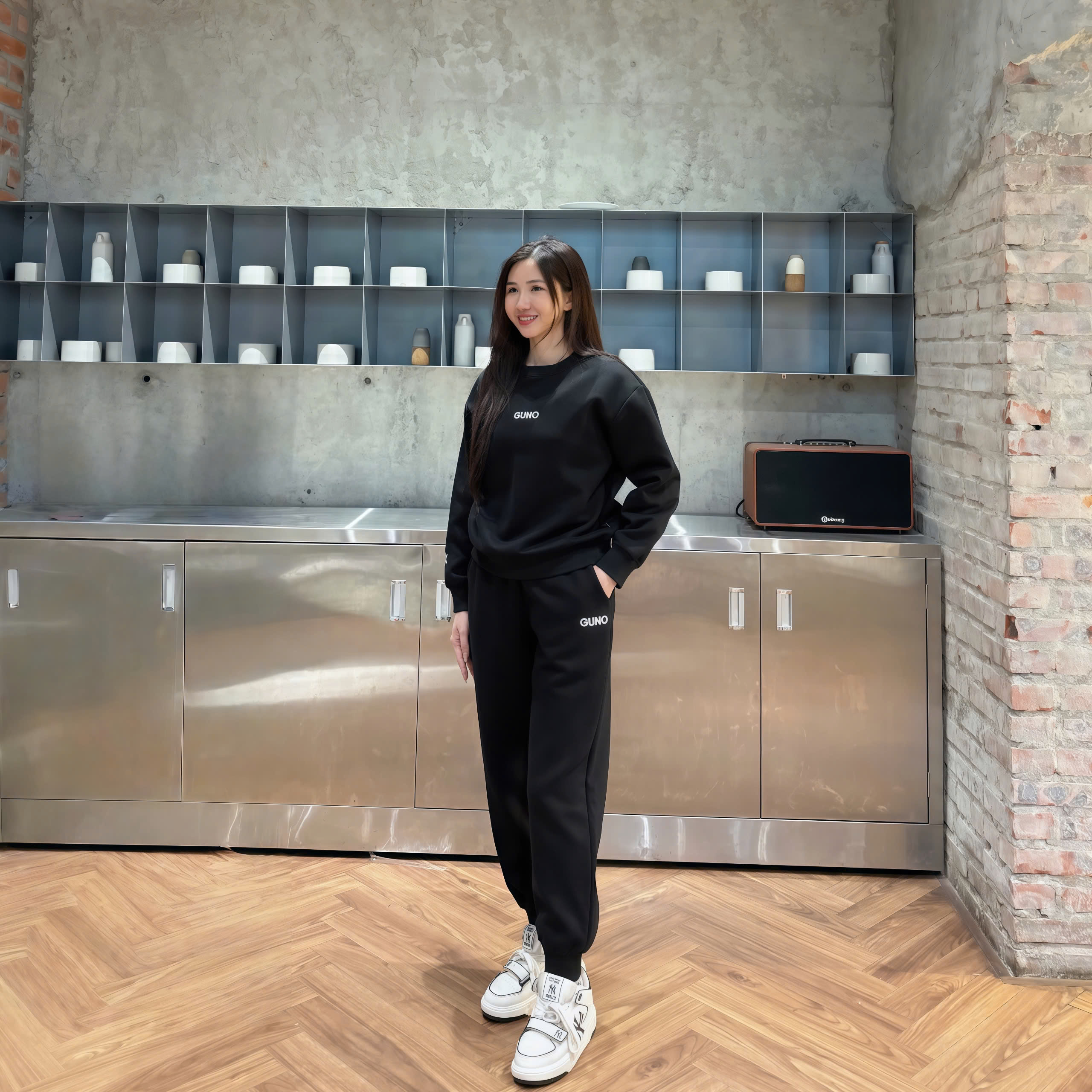 25BG150-Bộ quần áo NỈ NỮ GUNO logo tay quần bo BASIC 290126