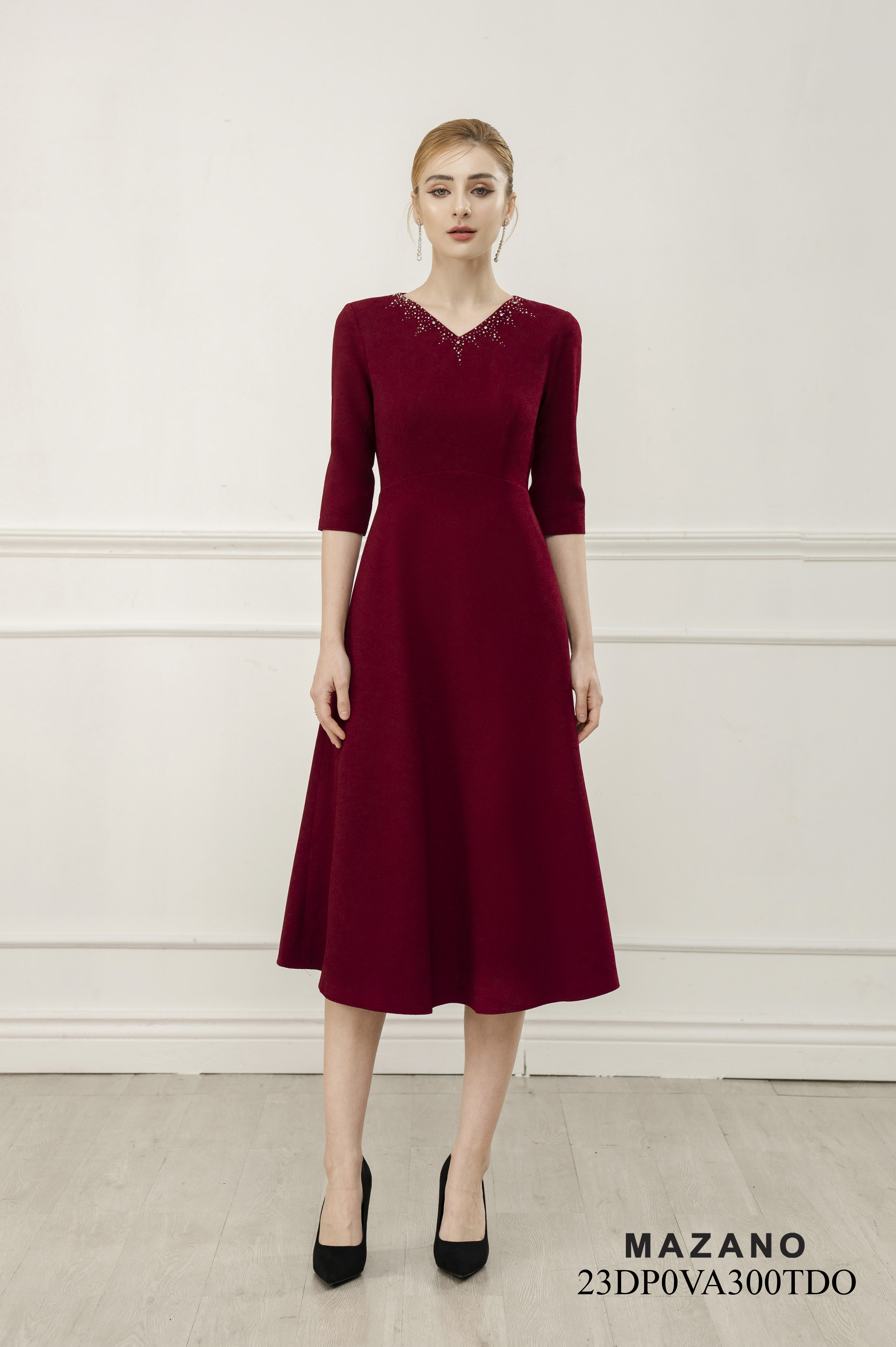 Đầm Ôm Chân Rủ Đính Đá Thủ Công