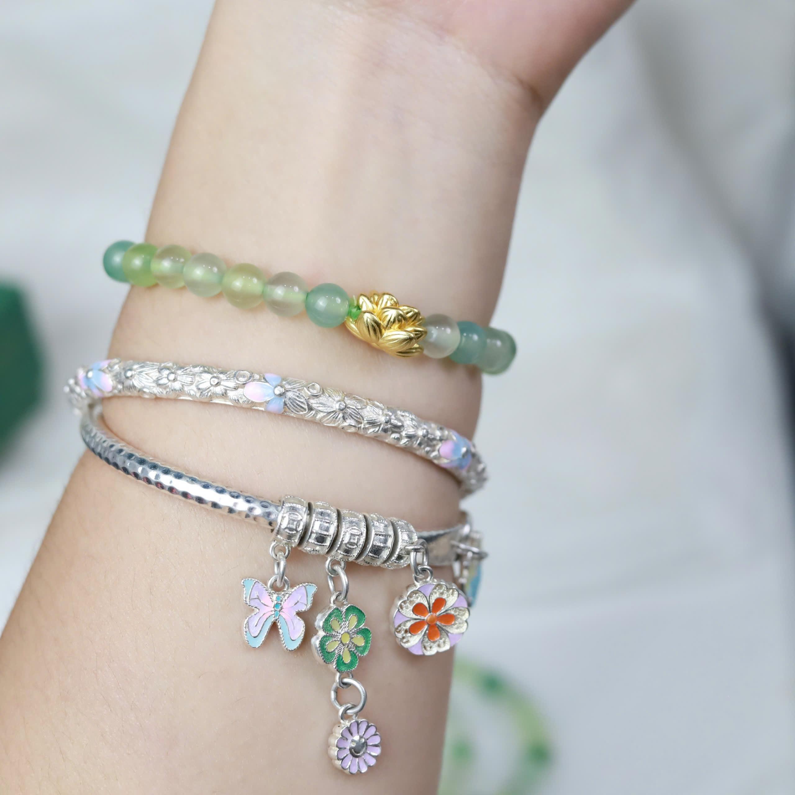 Vòng tay thạch anh dâu xanh nhạt mix charm hoa sen mạ vàng_thumbnail_3