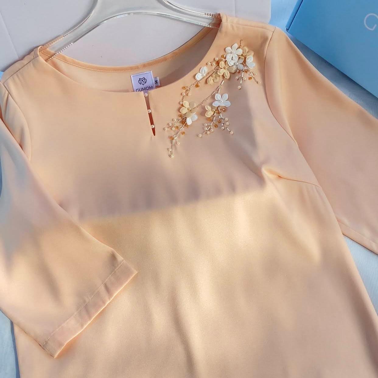 GUMOM - Áo Kiểu Trung Niên U50 U60 Cao Cấp Cổ Tròn Tay Lỡ Thêu Hoa Đính kết hoa và pha lê thủ công Sang Trọng Cho Nữ - Women Nhung Kem Xanh Nho Tua Rua Top Voi_thumbnail_4