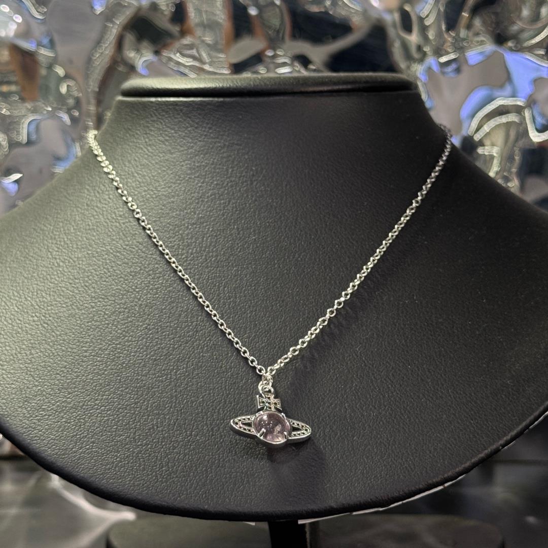 Vòng cổ vivienne ngọc hồng.