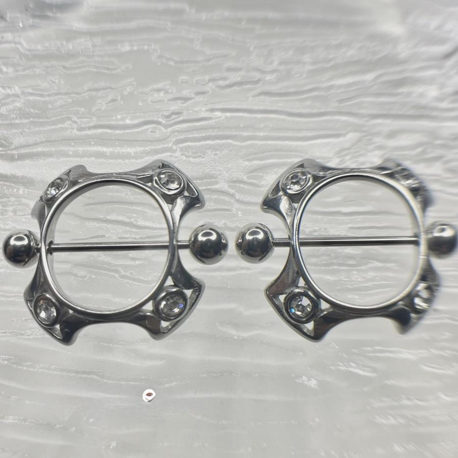 khuyên ti hình dạng chiếc khiên đính bốn kim cương trắng._thumbnail_1