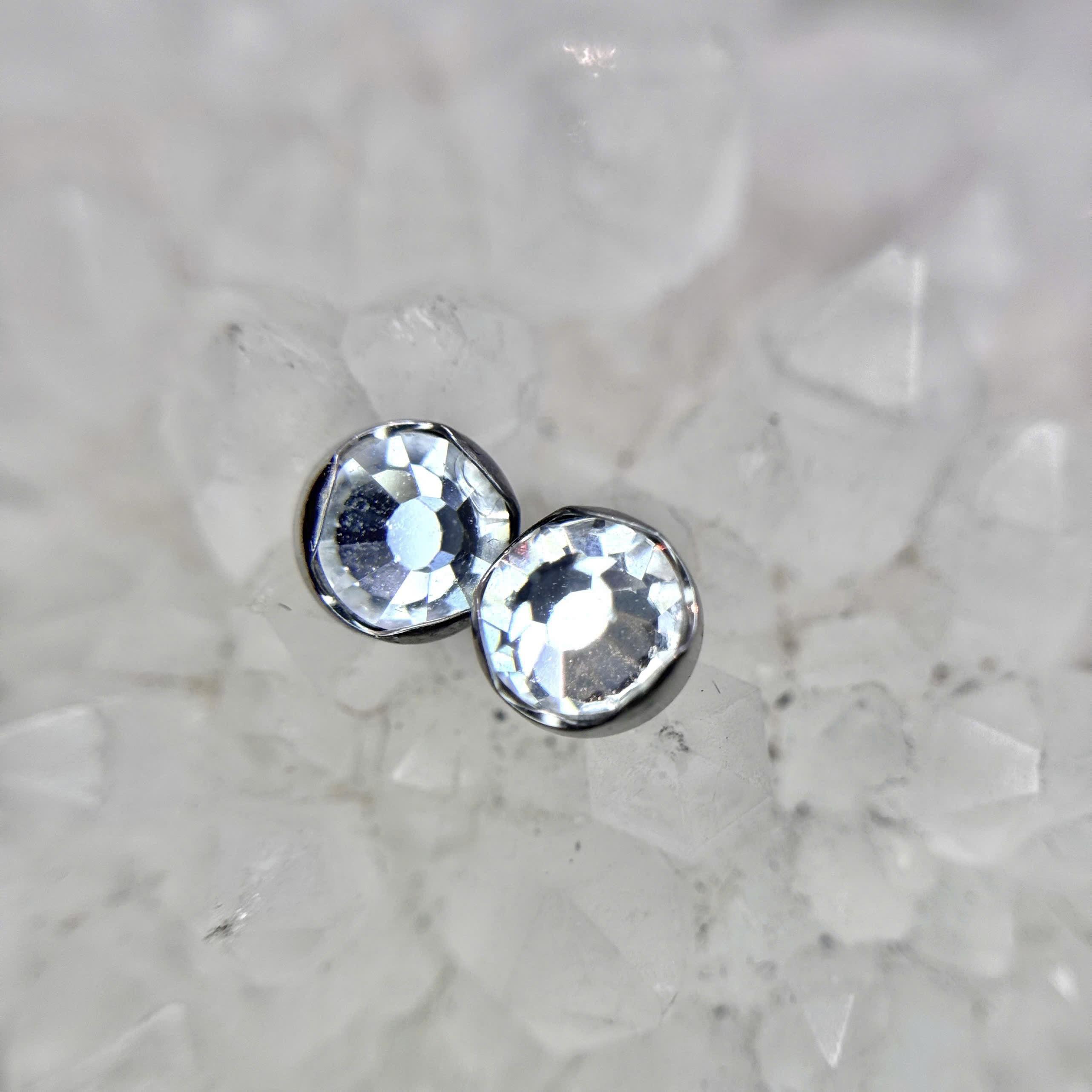 Charm cấy titan size 5 bo viền trắng