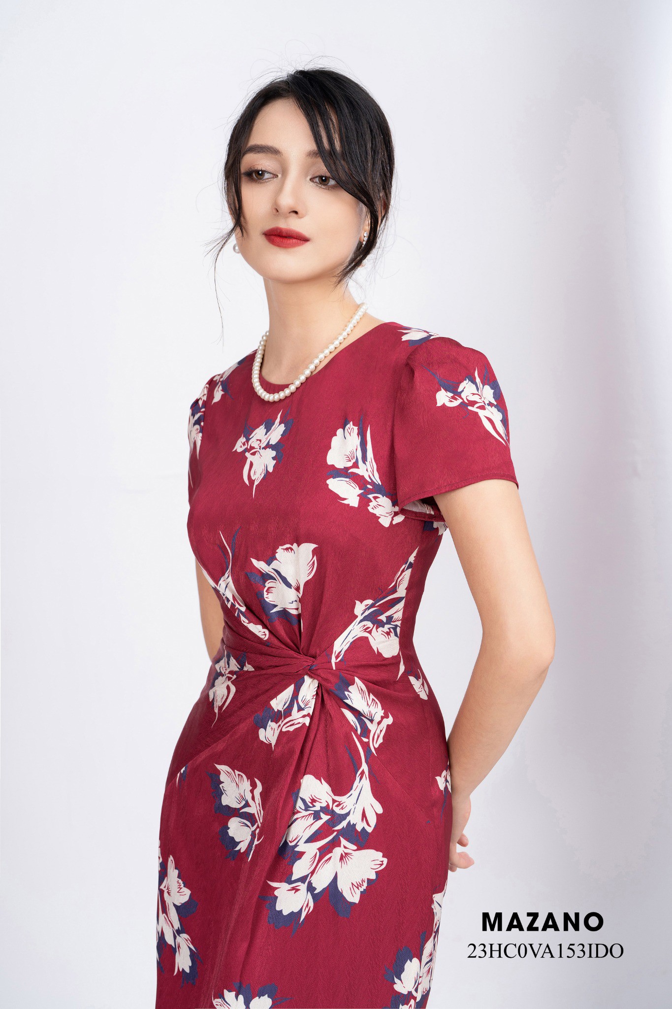 Đầm lụa đỏ xoắn eo in họa tiết hoa trắng_thumbnail_3