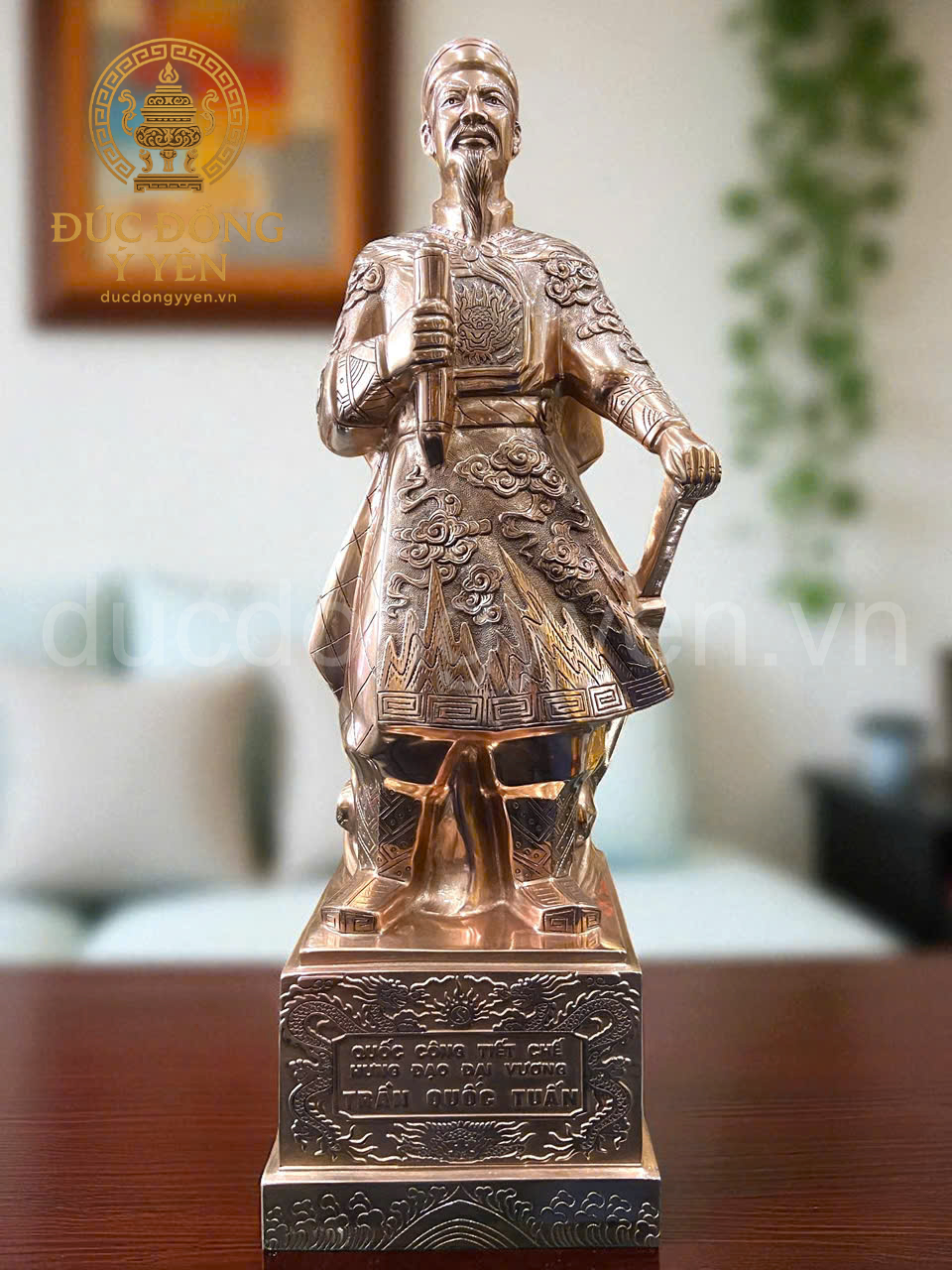 Tượng trần hưng đạo đúc nổi hoa văn màu mộc của đồng đỏ 