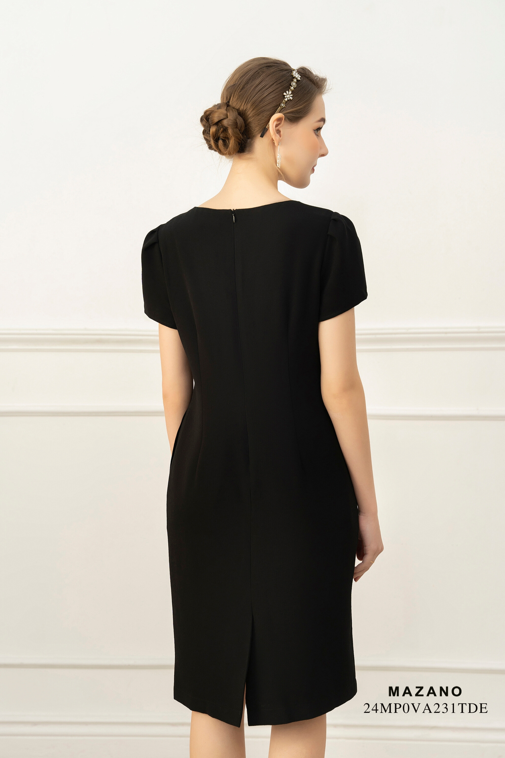 Váy Đầm suông Vải Thô  trang trí đính hoa cắt laze Cổ tròn đính đá Dài tới bắp chân - Hàng Tái đổi mã 24HP0VA001TDE TÁI