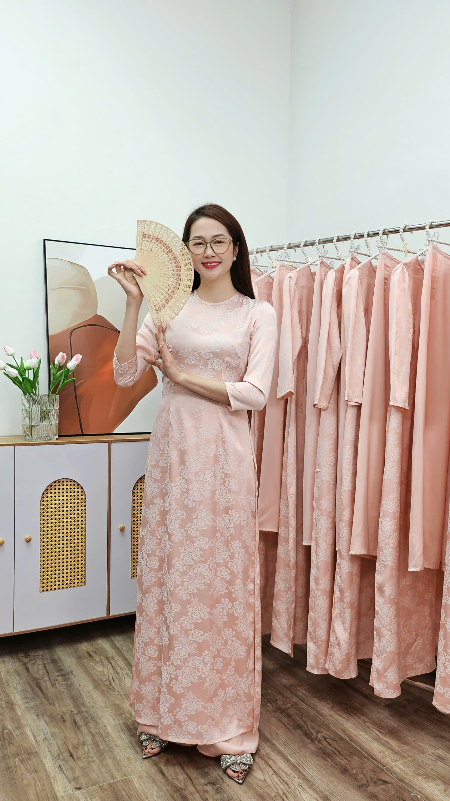 A2875 áo dài cổ khít tay bồng gấm mẫu đơn hồng nhạt_thumbnail_2