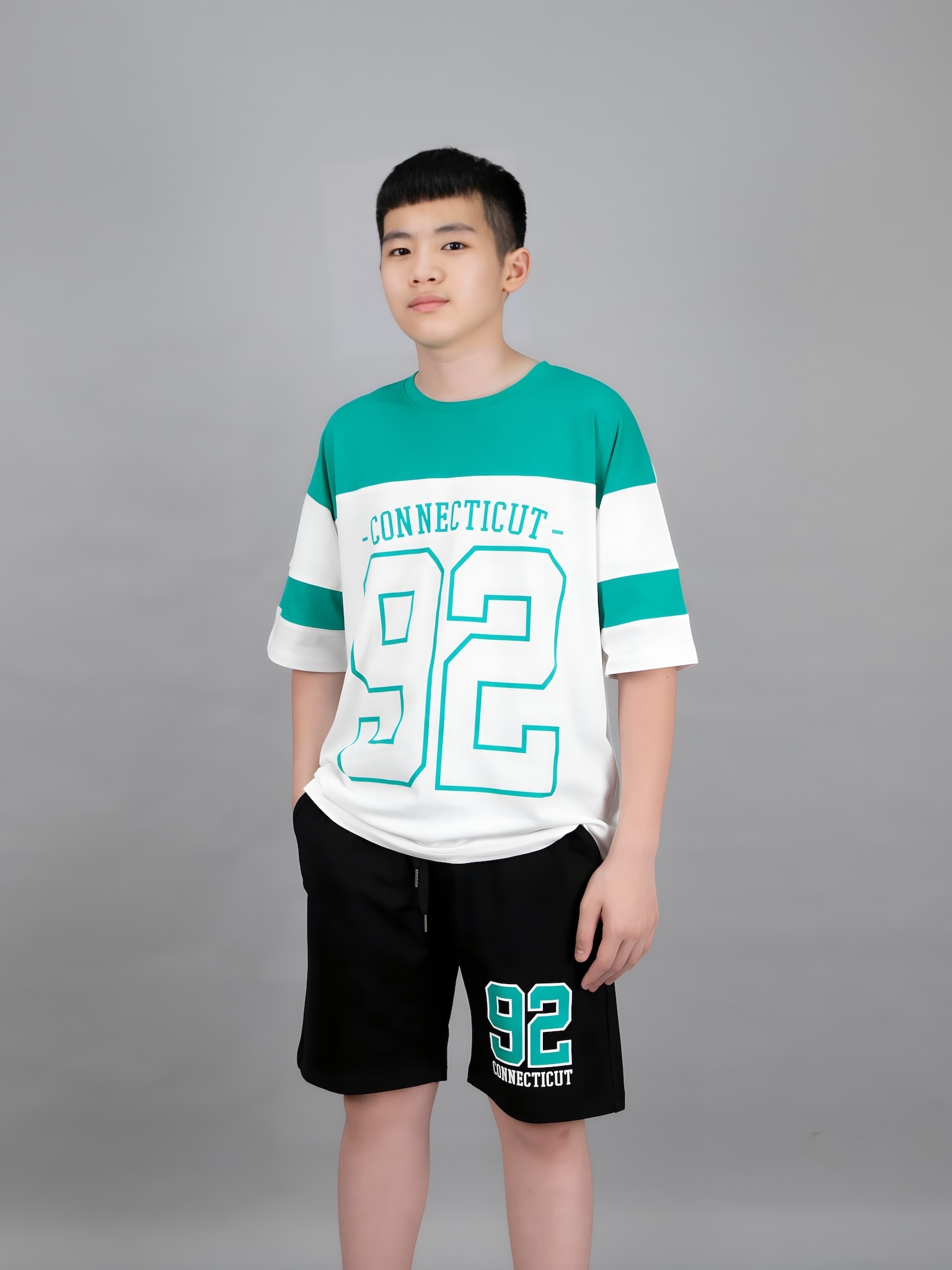 Áo phông dáng rộng trắng phối xanh lá số 92