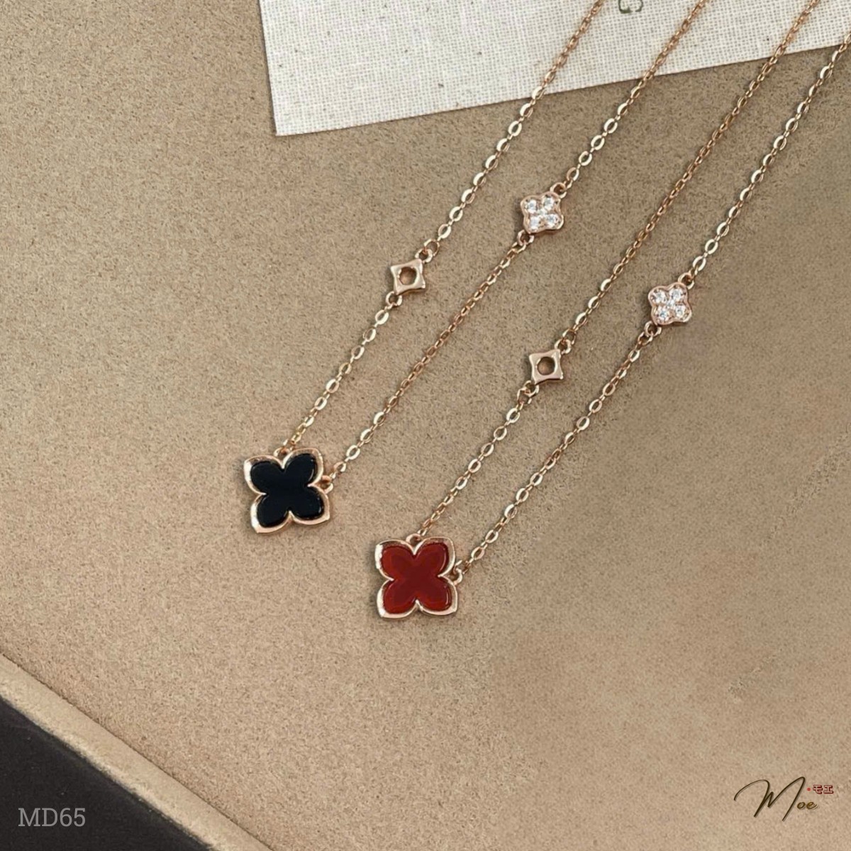 D274 - Dây chuyền Cỏ 4 lá cách điệu 3 chi tiết (đen/đỏ)