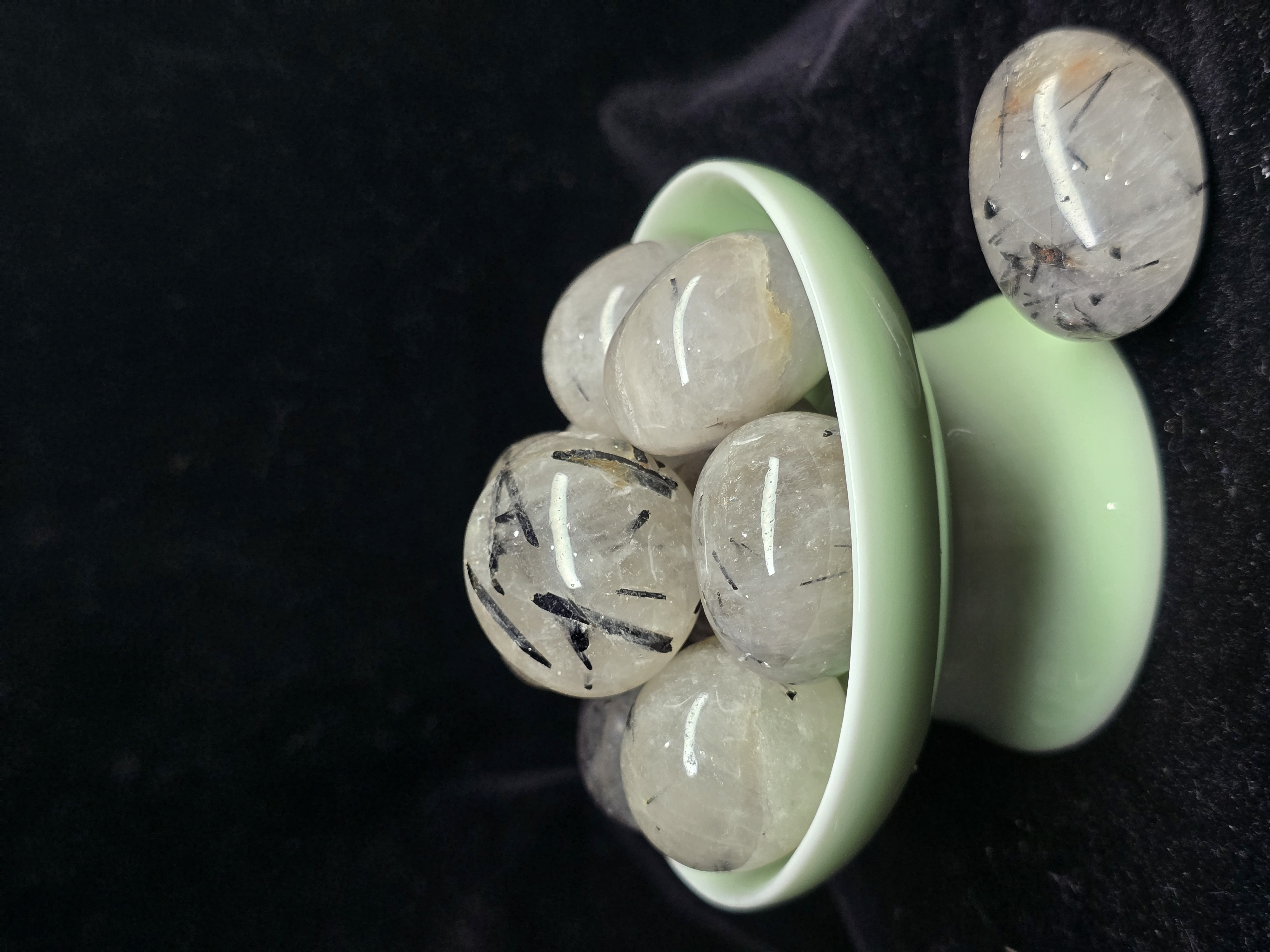 Đá cuội đã mài bóng / Tumbled Thạch Anh Tóc Đen / Tourmaline Đen Cộng Sinh Thạch Anh Trắng size 2 - 3 cm/viên LOẠI NHIỀU THẠCH ANH