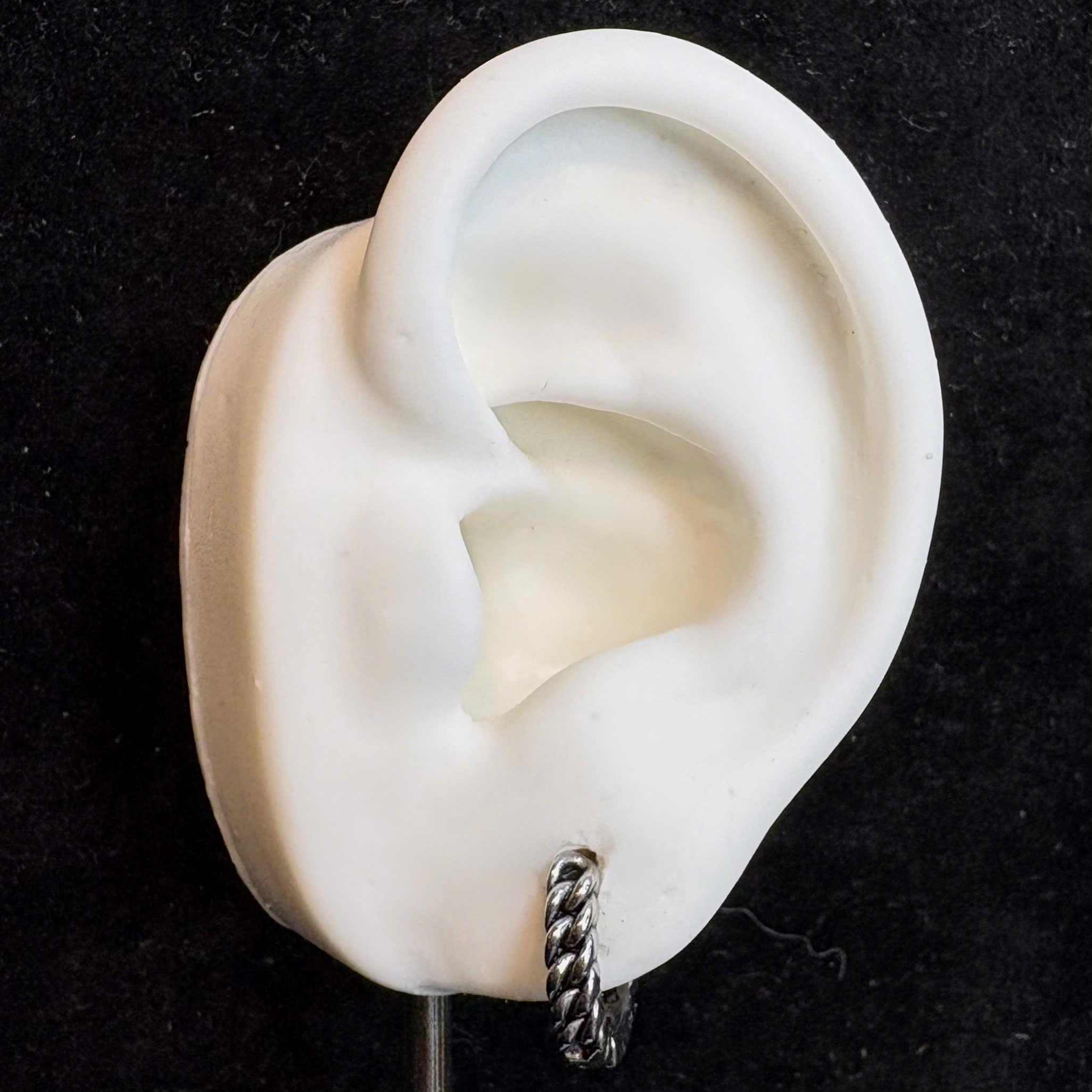 Khuyên vòng kiểu họa tiết chéo mỏng size 10