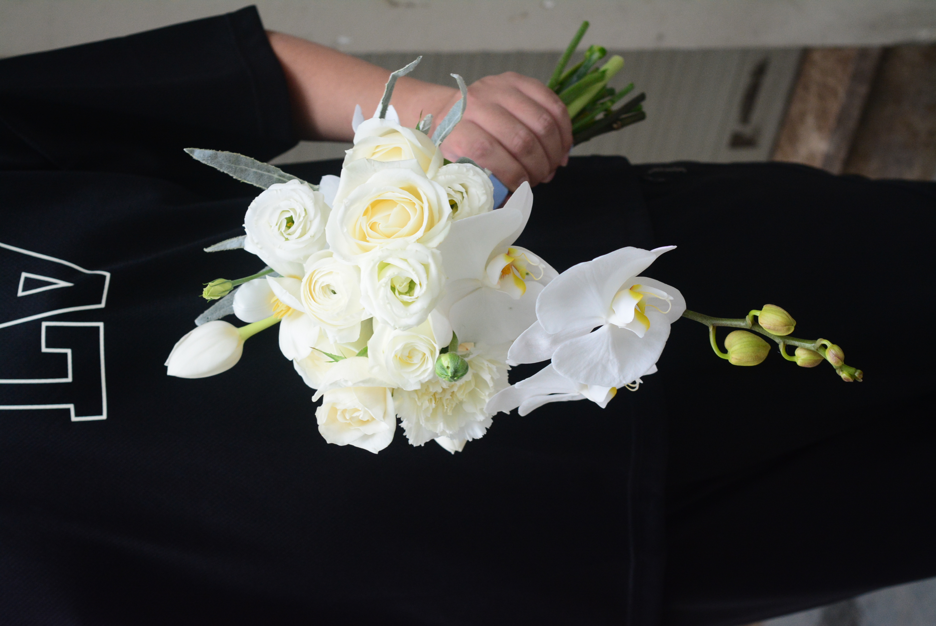 Bó hoa cưới thác đổ - Lan HĐ mix tulip và hoa tone trắng