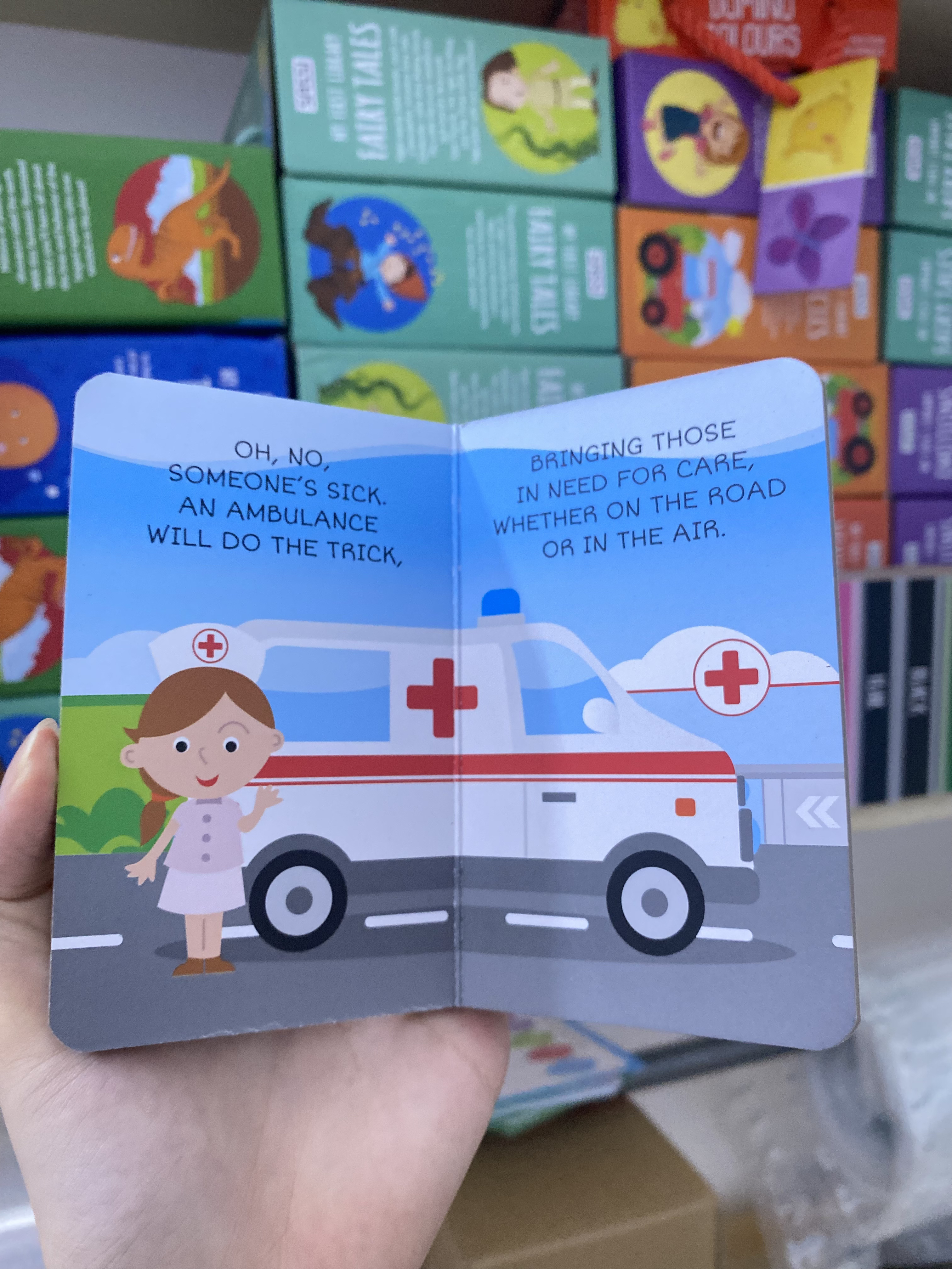 AMBULANCE (My First Library. Vehicles)_thumbnail_2