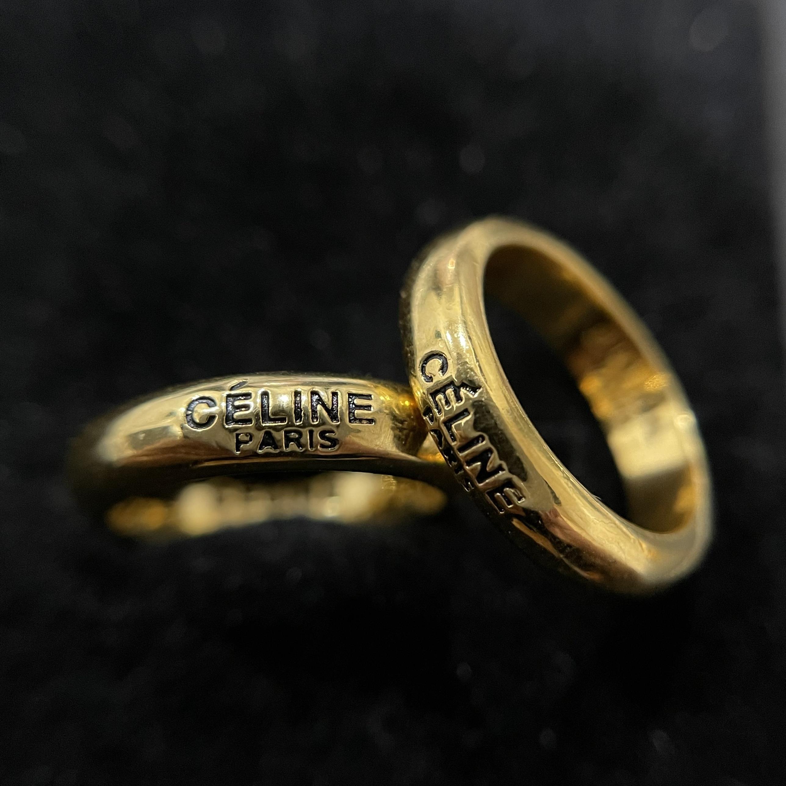 nhẫn kiểu titan khắc chữ Celine Paris màu vàng có khắc phía trong size 6