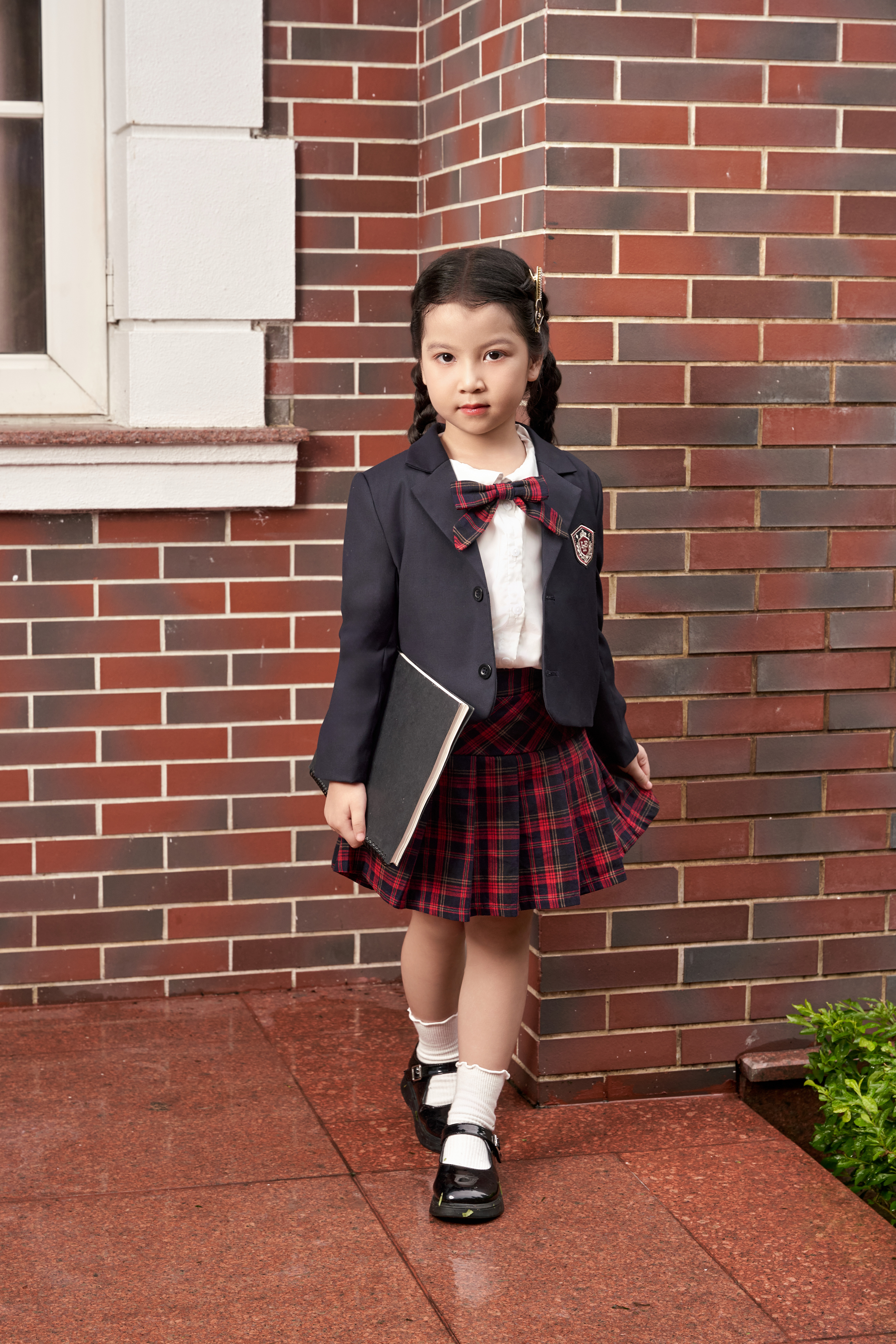 Blazer dáng lửng đính huy hiệu_thumbnail_3