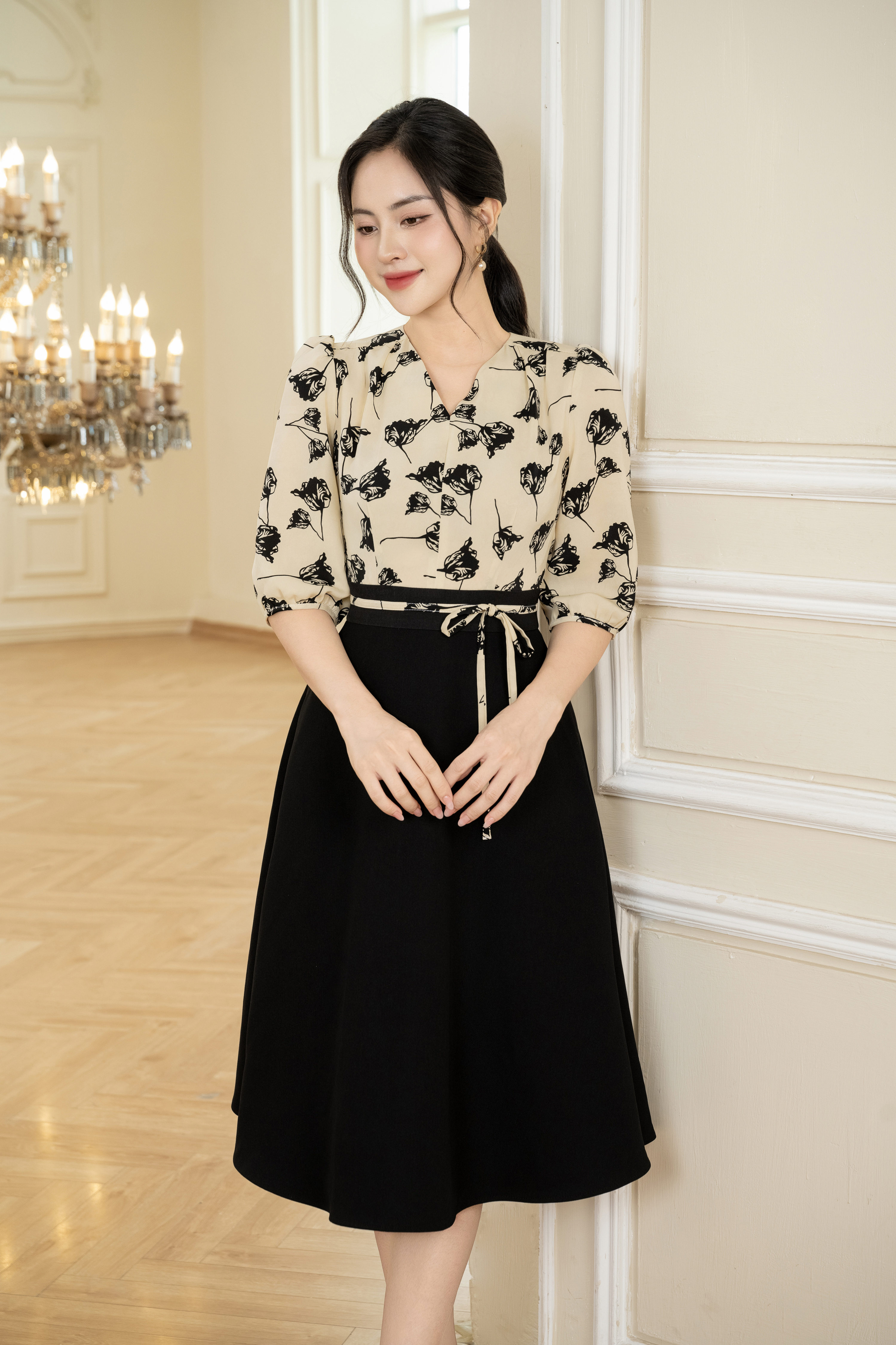 Đầm xoè hoa cổ V phối chân đen_thumbnail_0