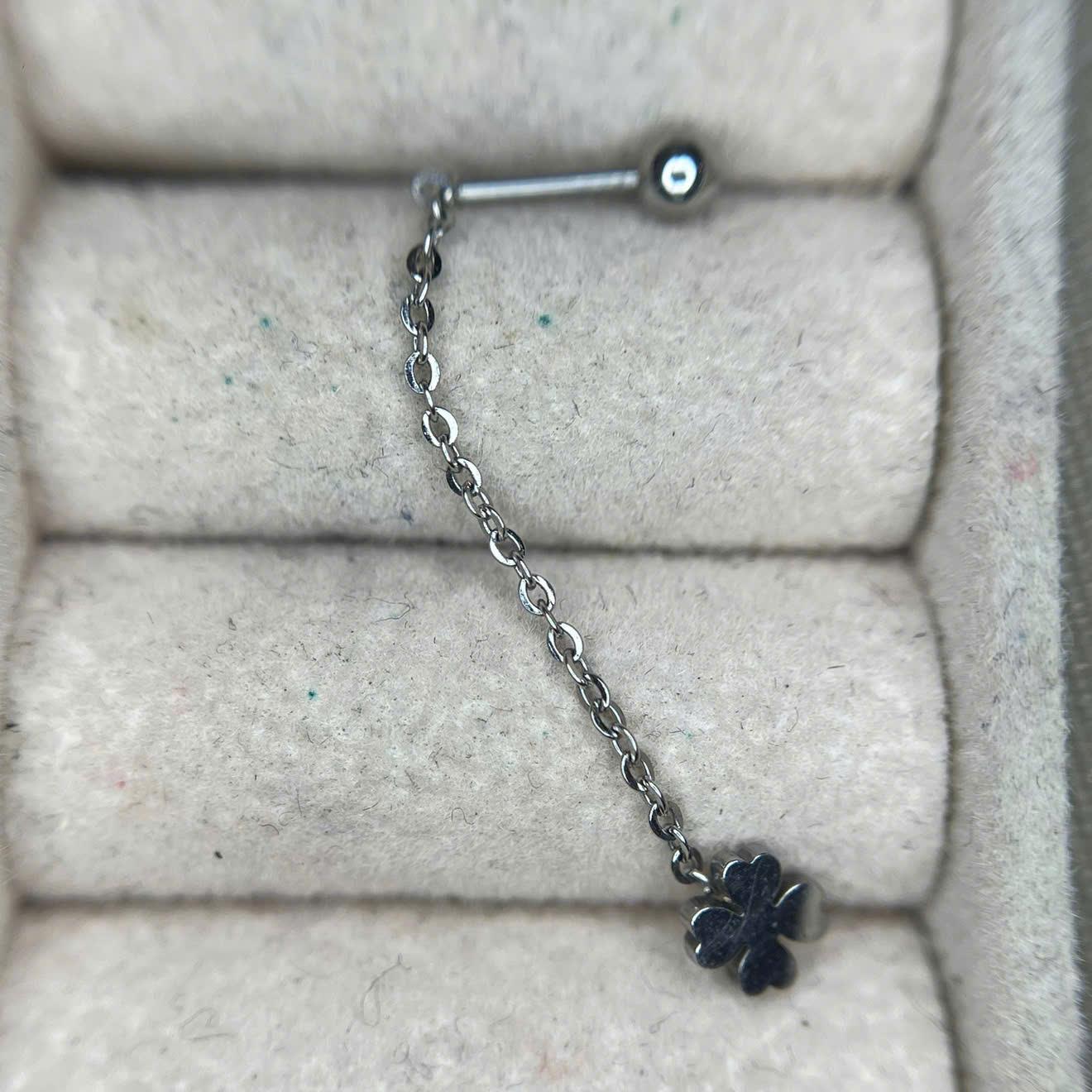 Khuyên kiểu xích cỏ 4 lá.