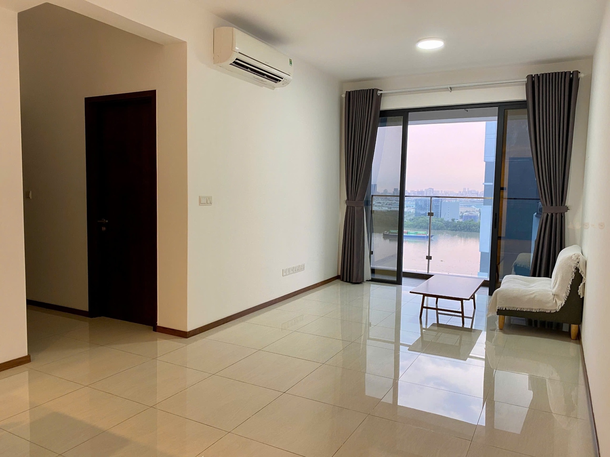 Cho thuê 2 phòng ngủ căn góc hướng Tây Nam mát mẻ