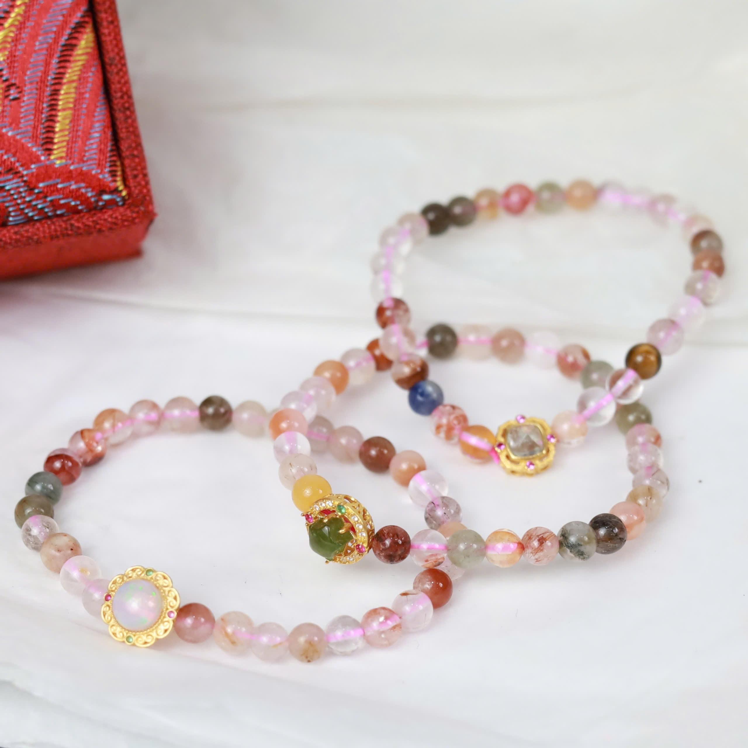 Vòng tay thạch anh dâu đa sắc mix charm mạ vàng_thumbnail_1