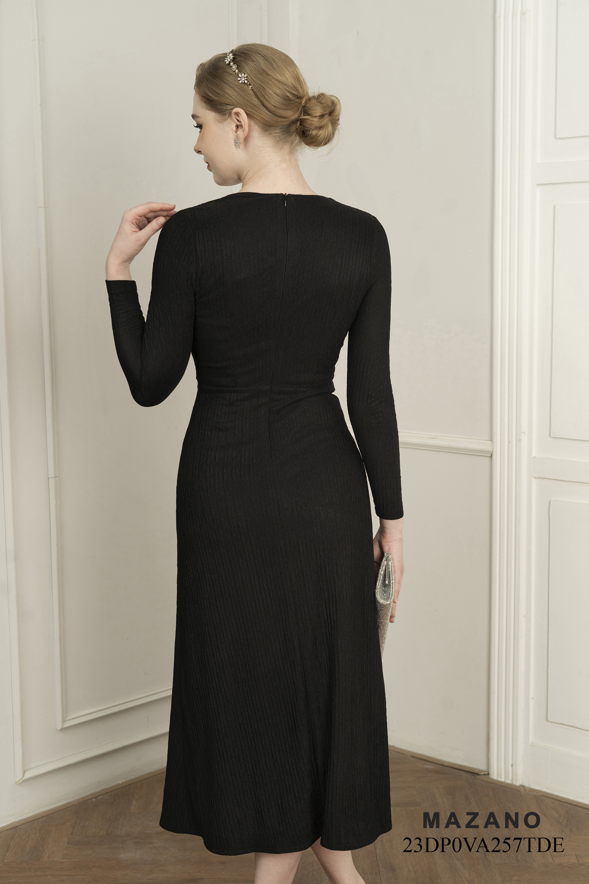 Đầm ôm chân rủ cổ cut out cách điệu đính đá_thumbnail_4