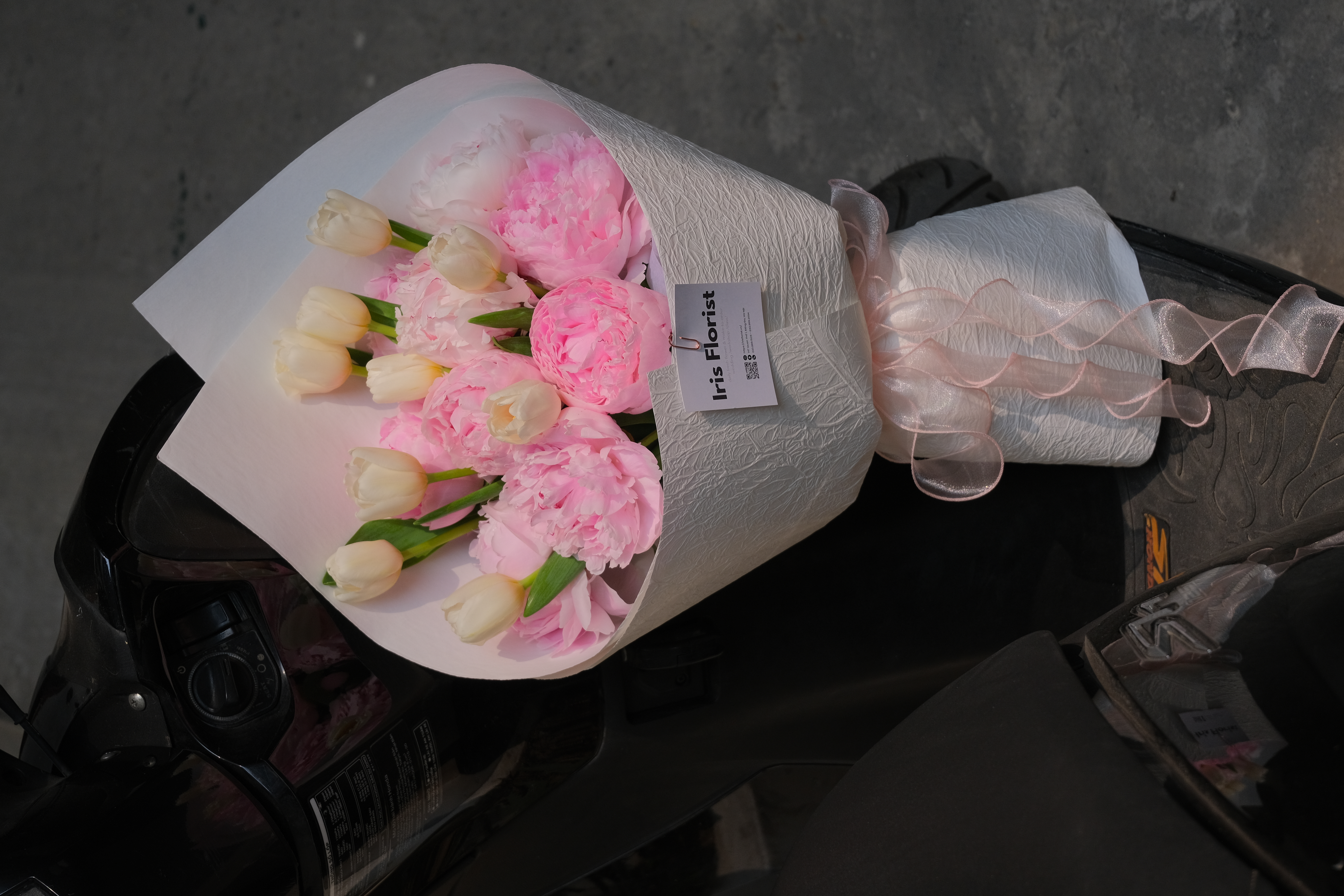 Bó hoa Peony mix Tulip trắng