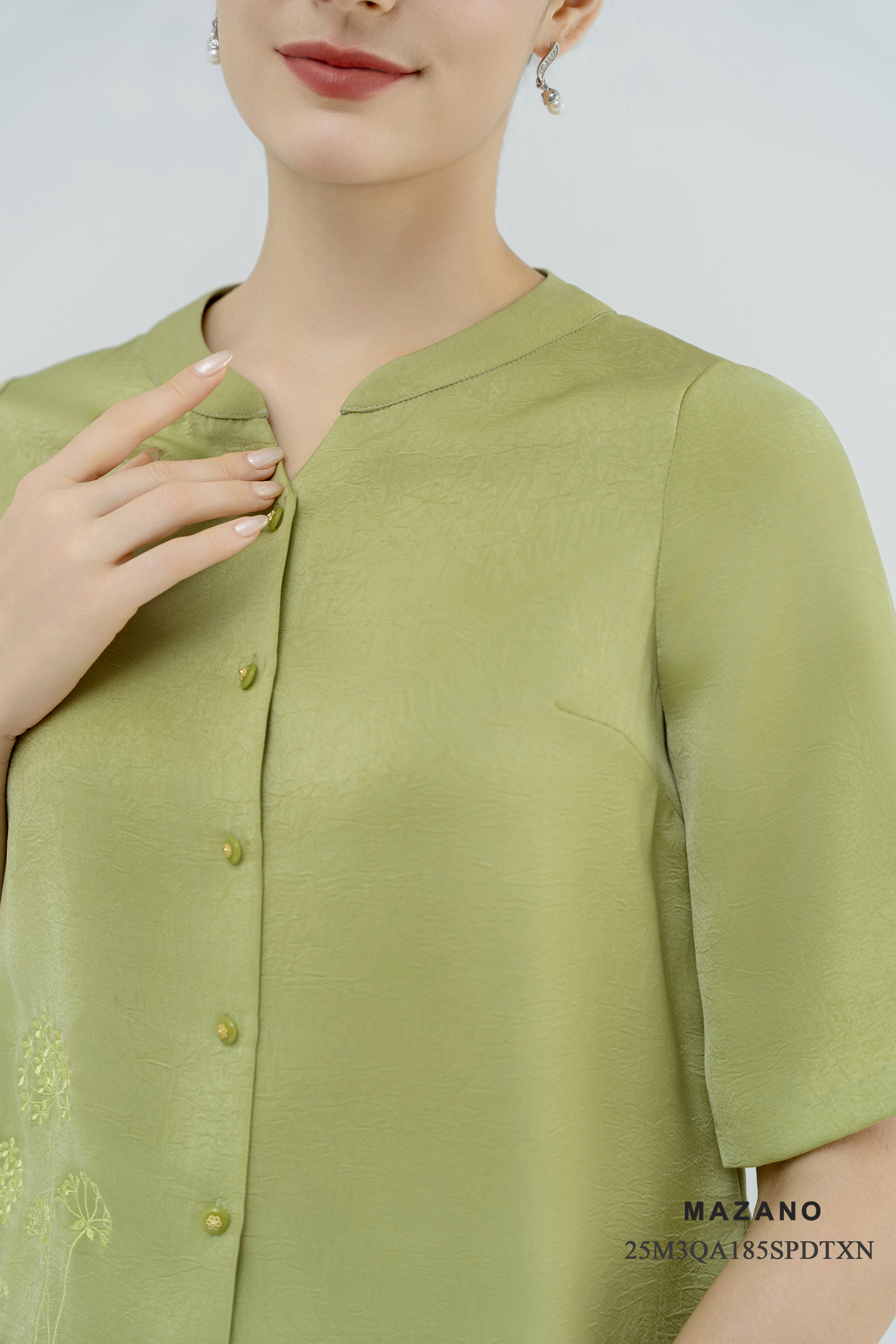 Bộ Quần và Áo suông Vải lụa vân chìm Thêu hoa thủ công Cổ tàu cách điệu Tay lỡ Dài quần tới mắt cá chân_thumbnail_3